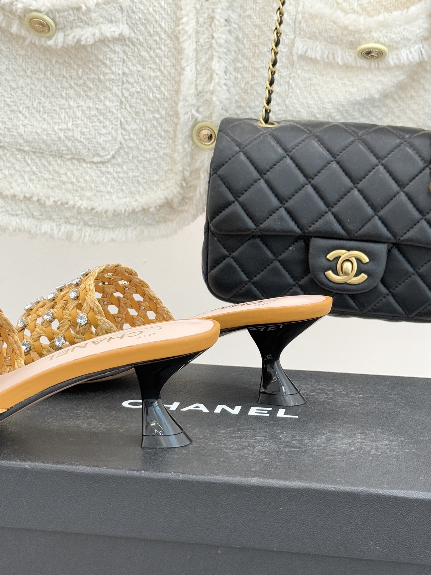 CHANE* ｜小香26C春夏新品编织双C拖鞋当双C标志遇上水钻与编织元素——这双拖鞋就是行走的高定浪漫