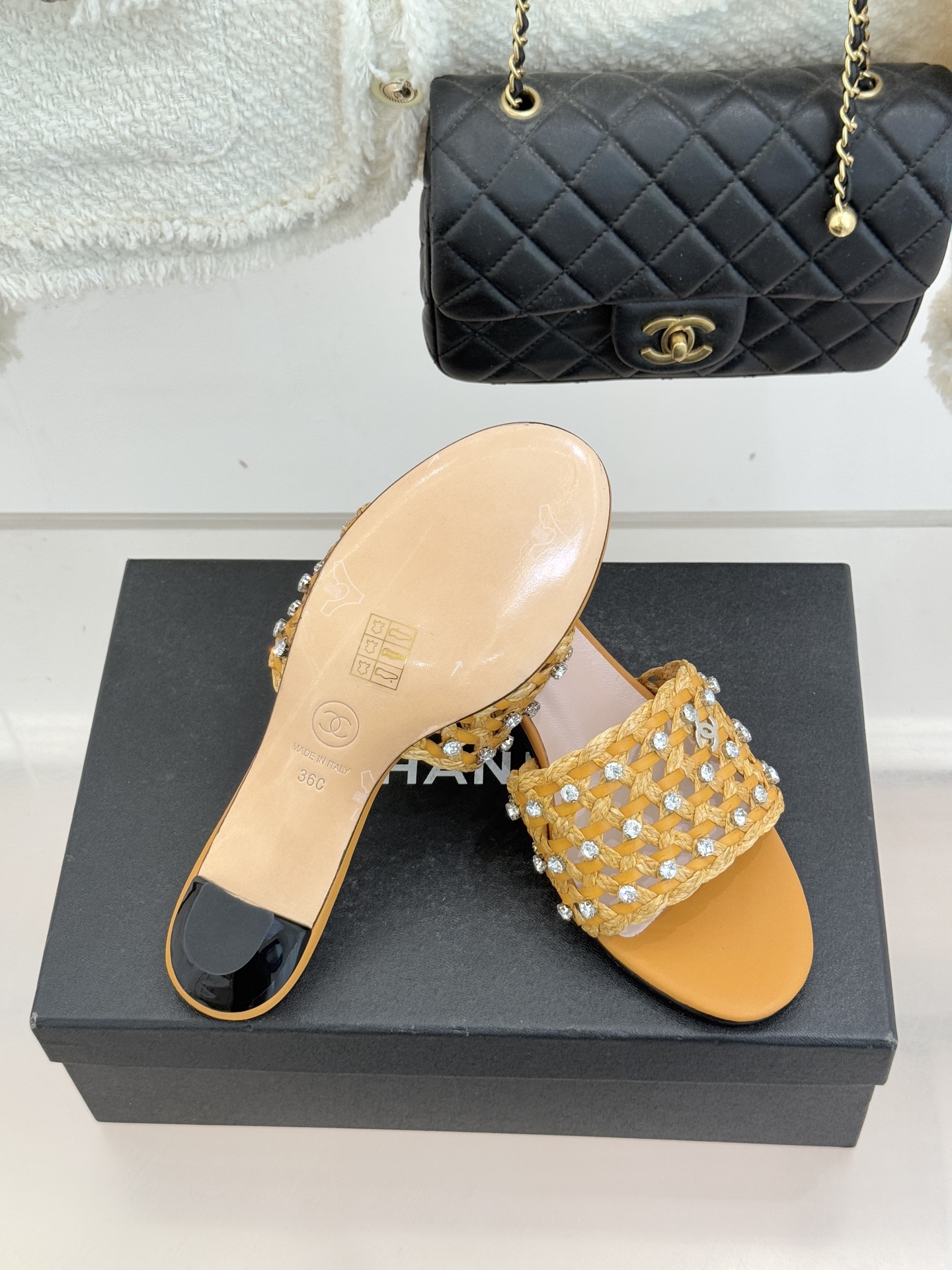 CHANE* ｜小香26C春夏新品编织双C拖鞋当双C标志遇上水钻与编织元素——这双拖鞋就是行走的高定浪漫