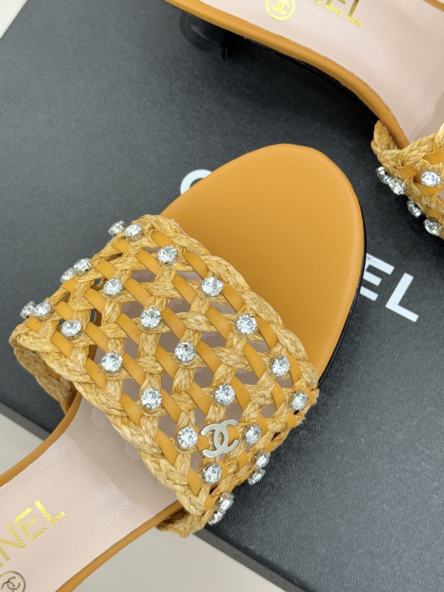 CHANE* ｜小香26C春夏新品编织双C拖鞋当双C标志遇上水钻与编织元素——这双拖鞋就是行走的高定浪漫