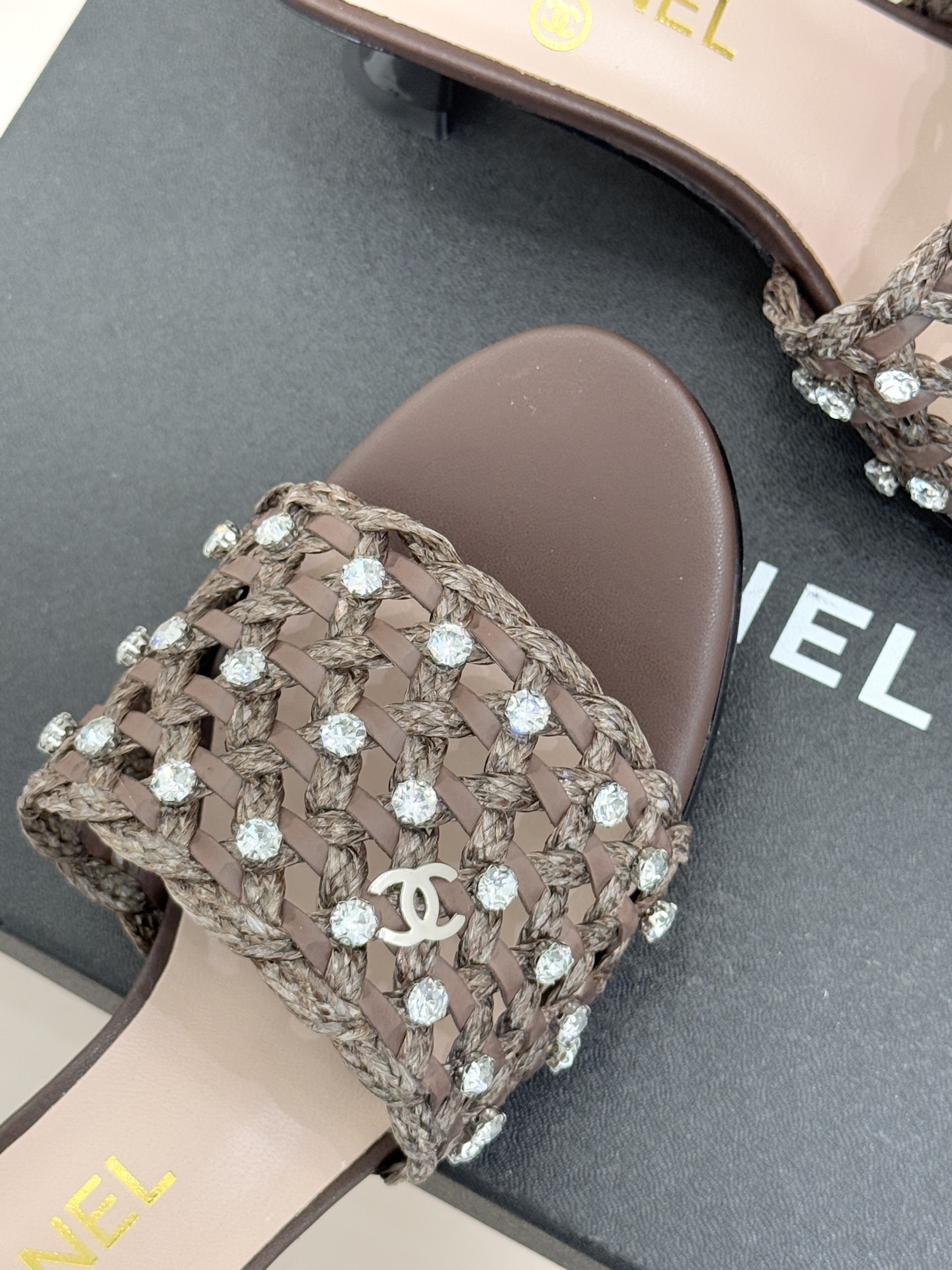 CHANE* ｜小香26C春夏新品编织双C拖鞋当双C标志遇上水钻与编织元素——这双拖鞋就是行走的高定浪漫