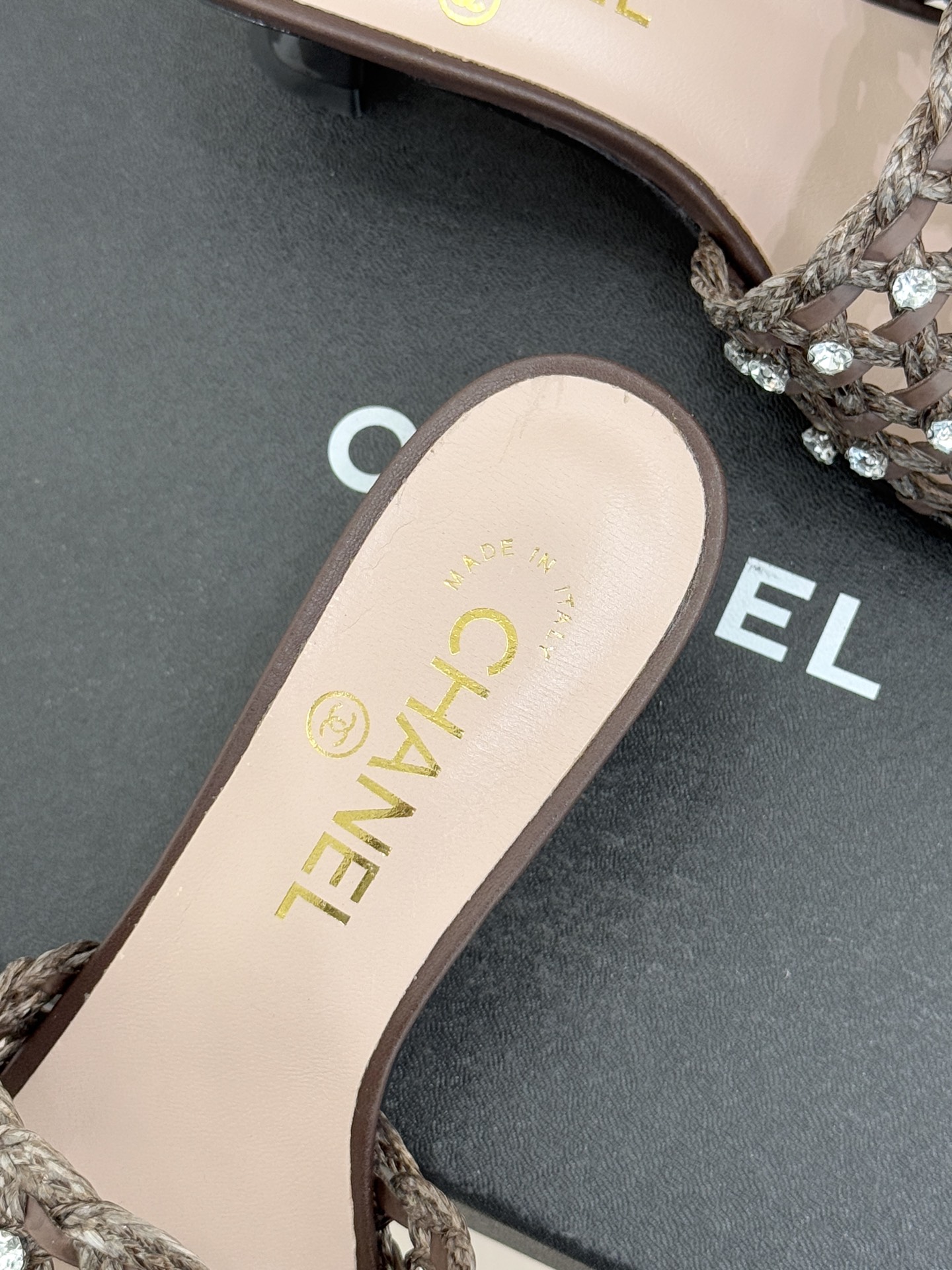 CHANE* ｜小香26C春夏新品编织双C拖鞋当双C标志遇上水钻与编织元素——这双拖鞋就是行走的高定浪漫