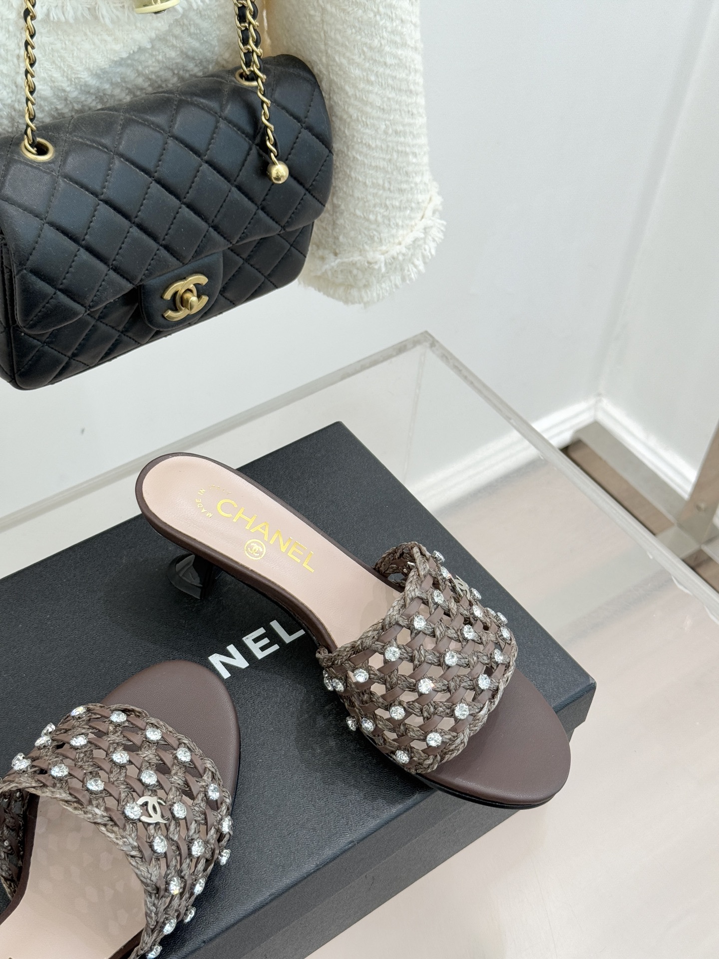 CHANE* ｜小香26C春夏新品编织双C拖鞋当双C标志遇上水钻与编织元素——这双拖鞋就是行走的高定浪漫