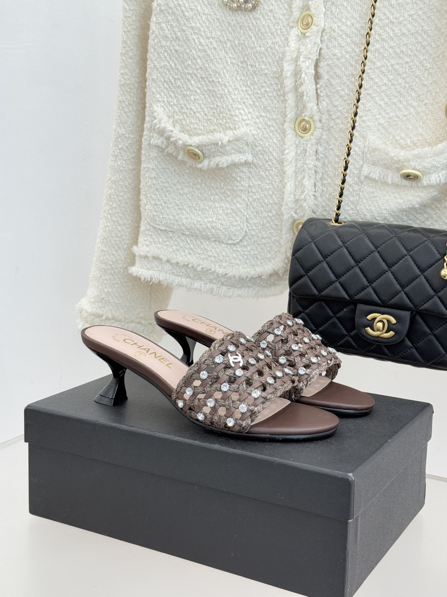 CHANE* ｜小香26C春夏新品编织双C拖鞋当双C标志遇上水钻与编织元素——这双拖鞋就是行走的高定浪漫
