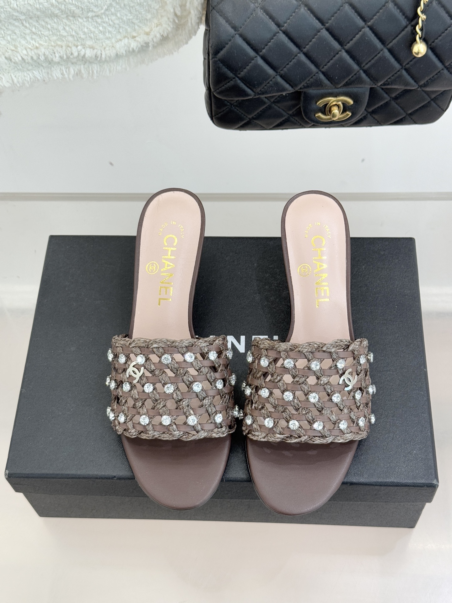 CHANE* ｜小香26C春夏新品编织双C拖鞋当双C标志遇上水钻与编织元素——这双拖鞋就是行走的高定浪漫