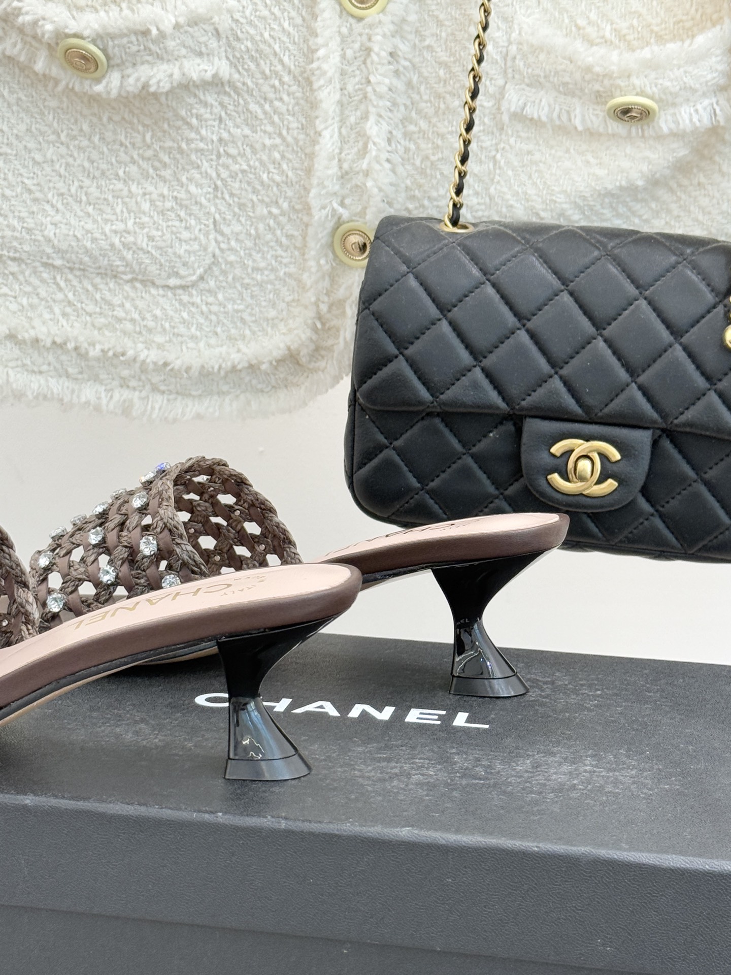 CHANE* ｜小香26C春夏新品编织双C拖鞋当双C标志遇上水钻与编织元素——这双拖鞋就是行走的高定浪漫