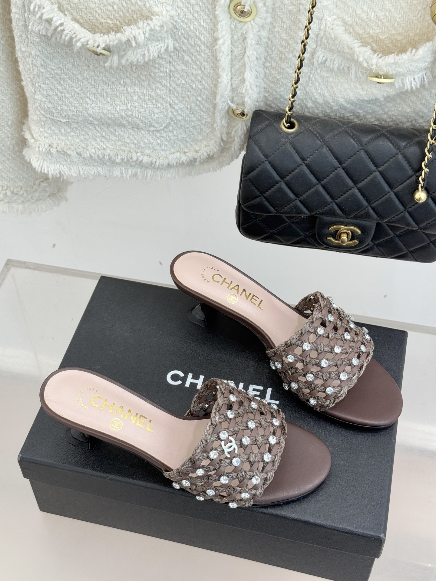 CHANE* ｜小香26C春夏新品编织双C拖鞋当双C标志遇上水钻与编织元素——这双拖鞋就是行走的高定浪漫