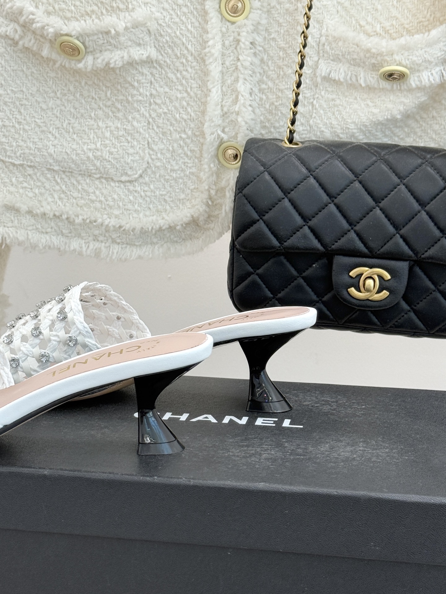 CHANE* ｜小香26C春夏新品编织双C拖鞋当双C标志遇上水钻与编织元素——这双拖鞋就是行走的高定浪漫