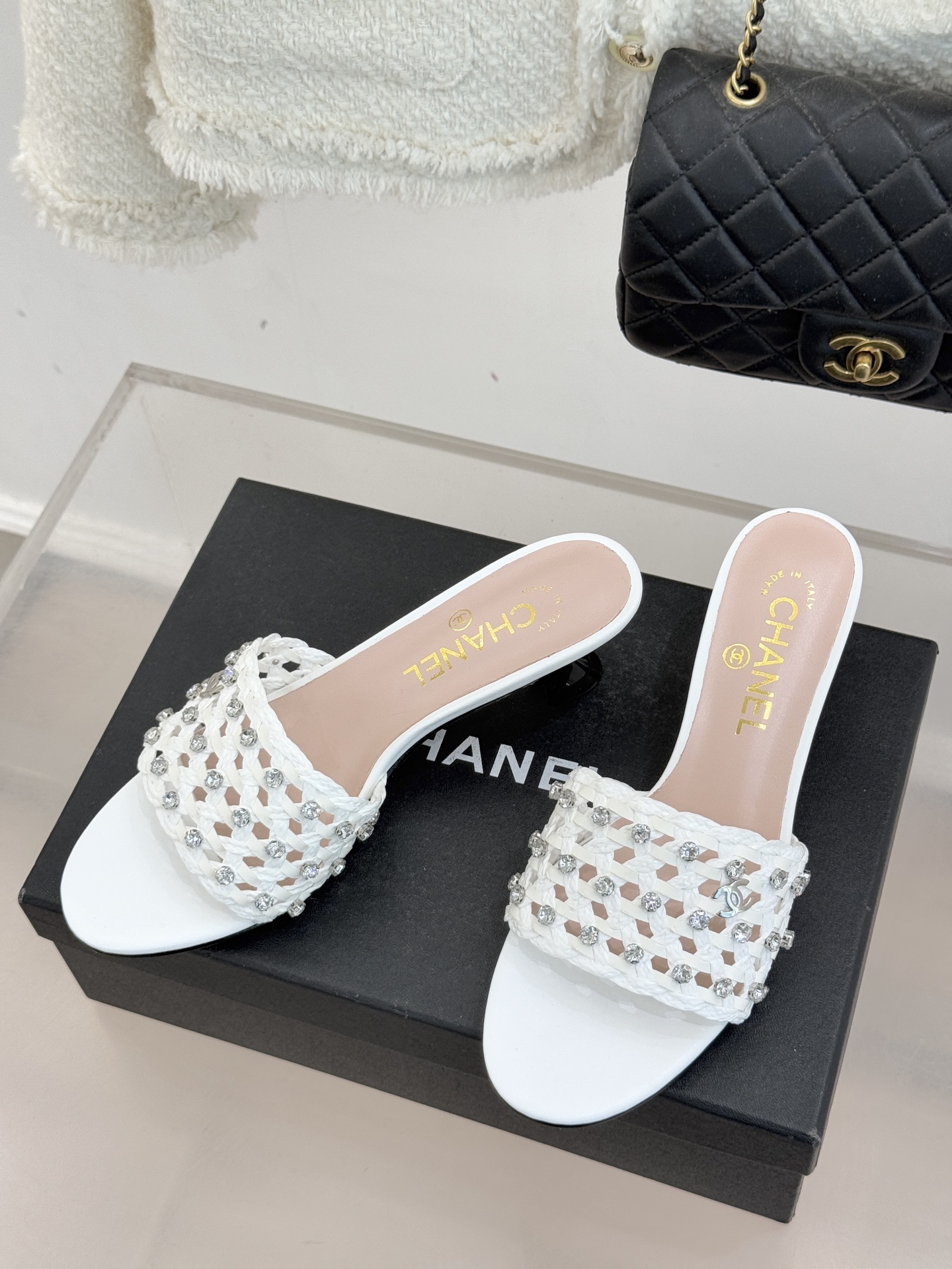 CHANE* ｜小香26C春夏新品编织双C拖鞋当双C标志遇上水钻与编织元素——这双拖鞋就是行走的高定浪漫