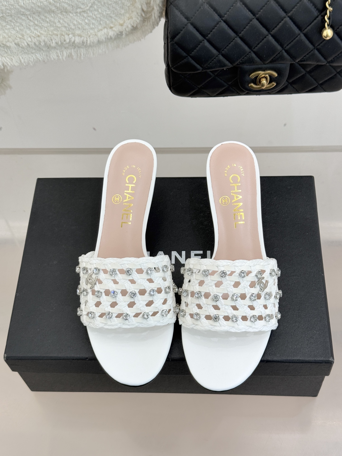 CHANE* ｜小香26C春夏新品编织双C拖鞋当双C标志遇上水钻与编织元素——这双拖鞋就是行走的高定浪漫