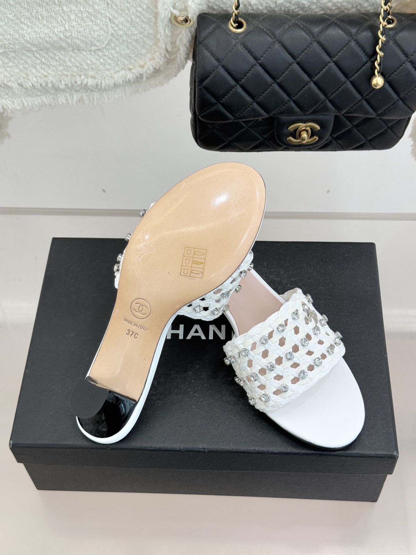 CHANE* ｜小香26C春夏新品编织双C拖鞋当双C标志遇上水钻与编织元素——这双拖鞋就是行走的高定浪漫
