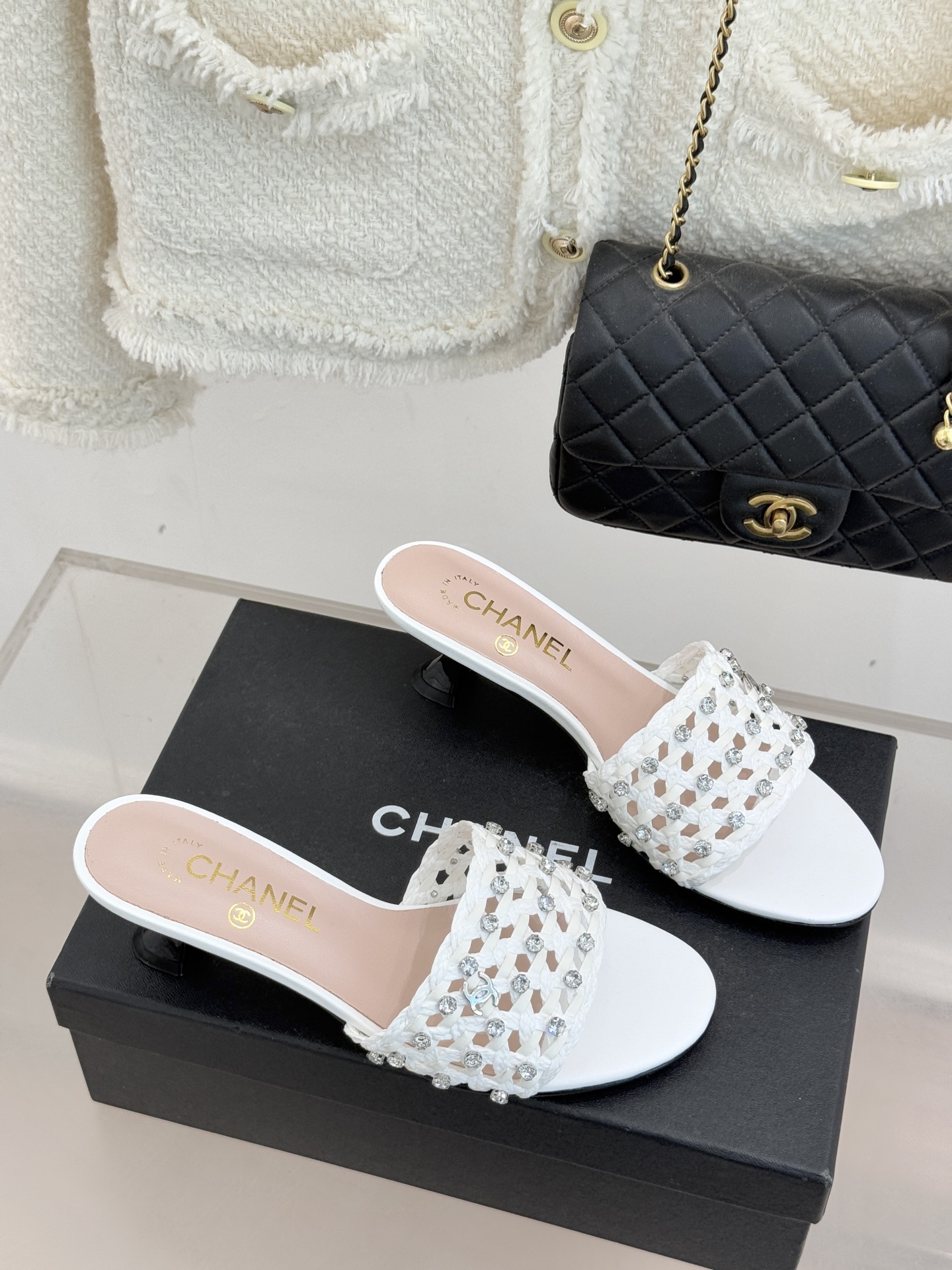 CHANE* ｜小香26C春夏新品编织双C拖鞋当双C标志遇上水钻与编织元素——这双拖鞋就是行走的高定浪漫