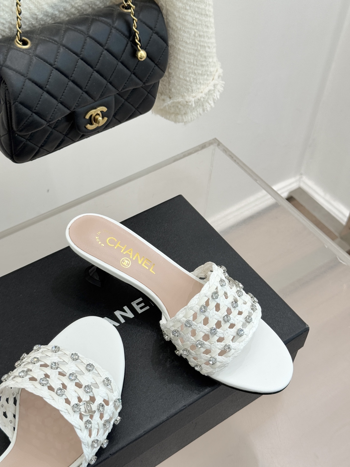 CHANE* ｜小香26C春夏新品编织双C拖鞋当双C标志遇上水钻与编织元素——这双拖鞋就是行走的高定浪漫