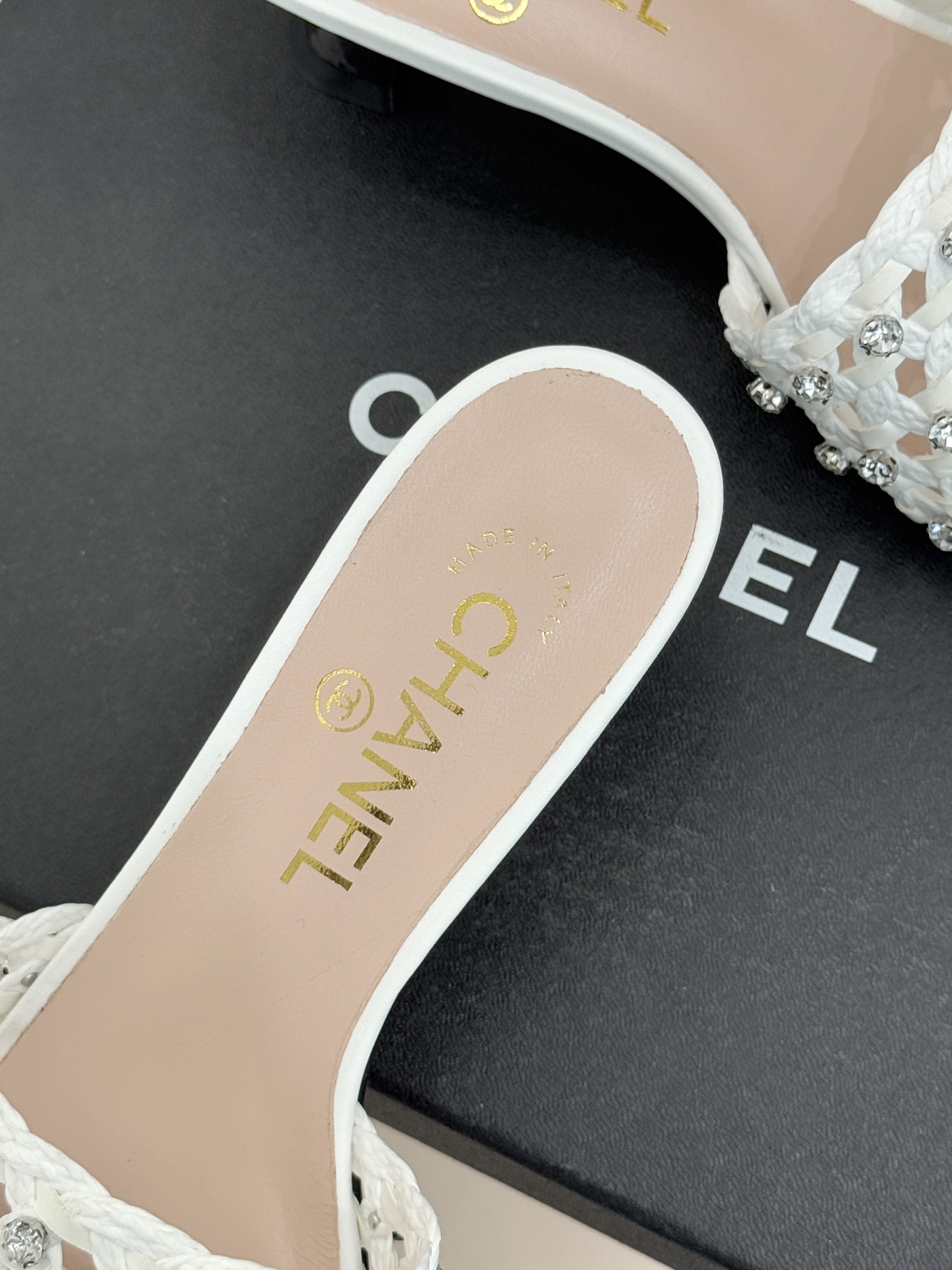 CHANE* ｜小香26C春夏新品编织双C拖鞋当双C标志遇上水钻与编织元素——这双拖鞋就是行走的高定浪漫