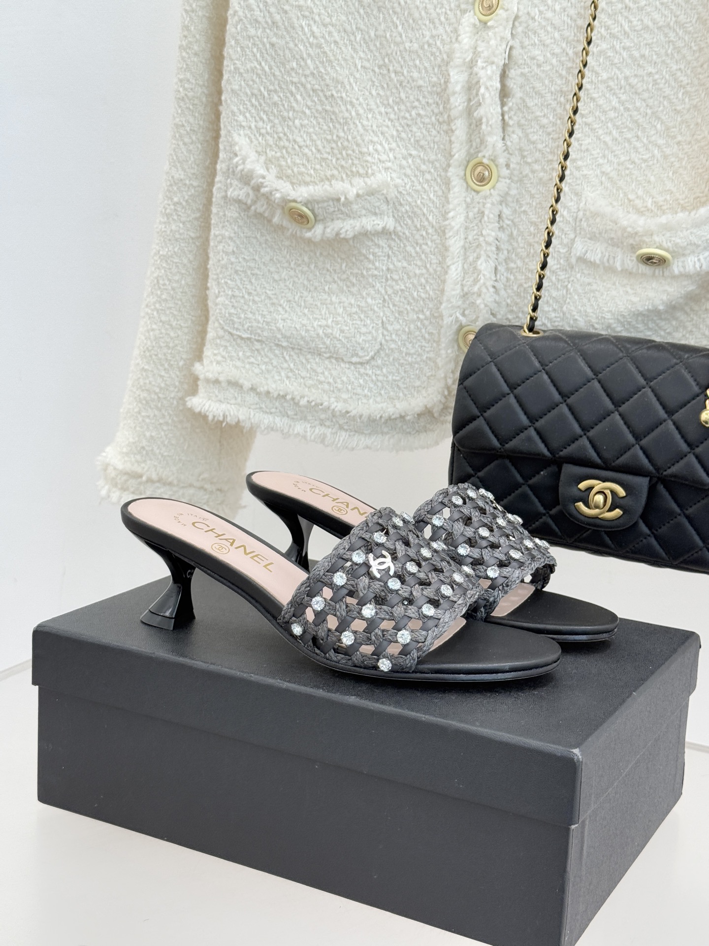 CHANE* ｜小香26C春夏新品编织双C拖鞋当双C标志遇上水钻与编织元素——这双拖鞋就是行走的高定浪漫
