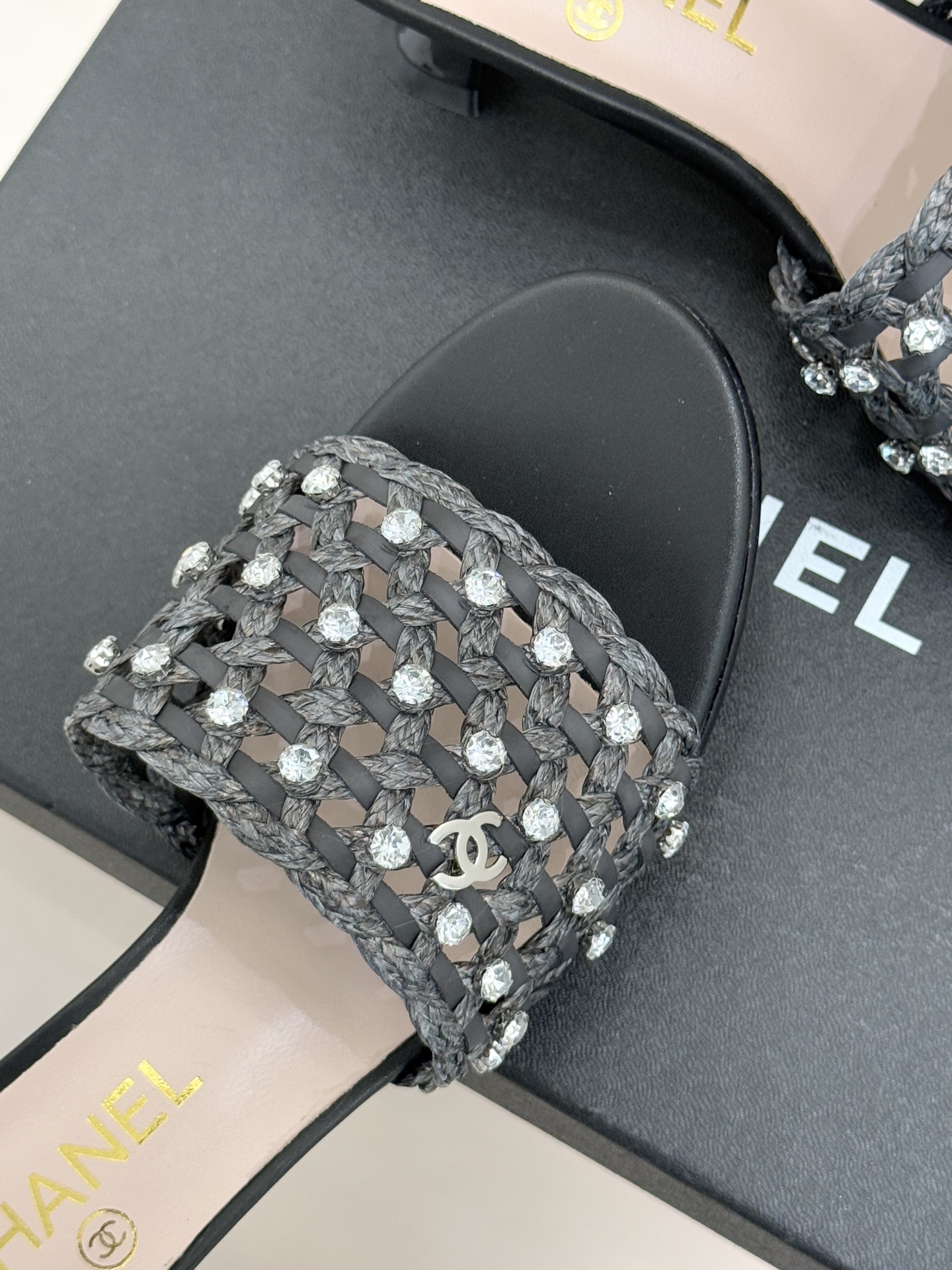 CHANE* ｜小香26C春夏新品编织双C拖鞋当双C标志遇上水钻与编织元素——这双拖鞋就是行走的高定浪漫