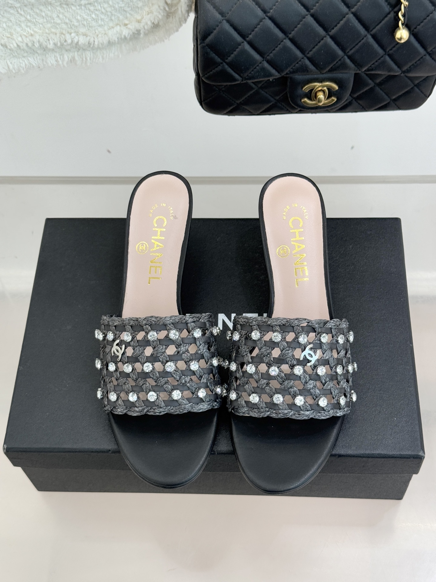 CHANE* ｜小香26C春夏新品编织双C拖鞋当双C标志遇上水钻与编织元素——这双拖鞋就是行走的高定浪漫