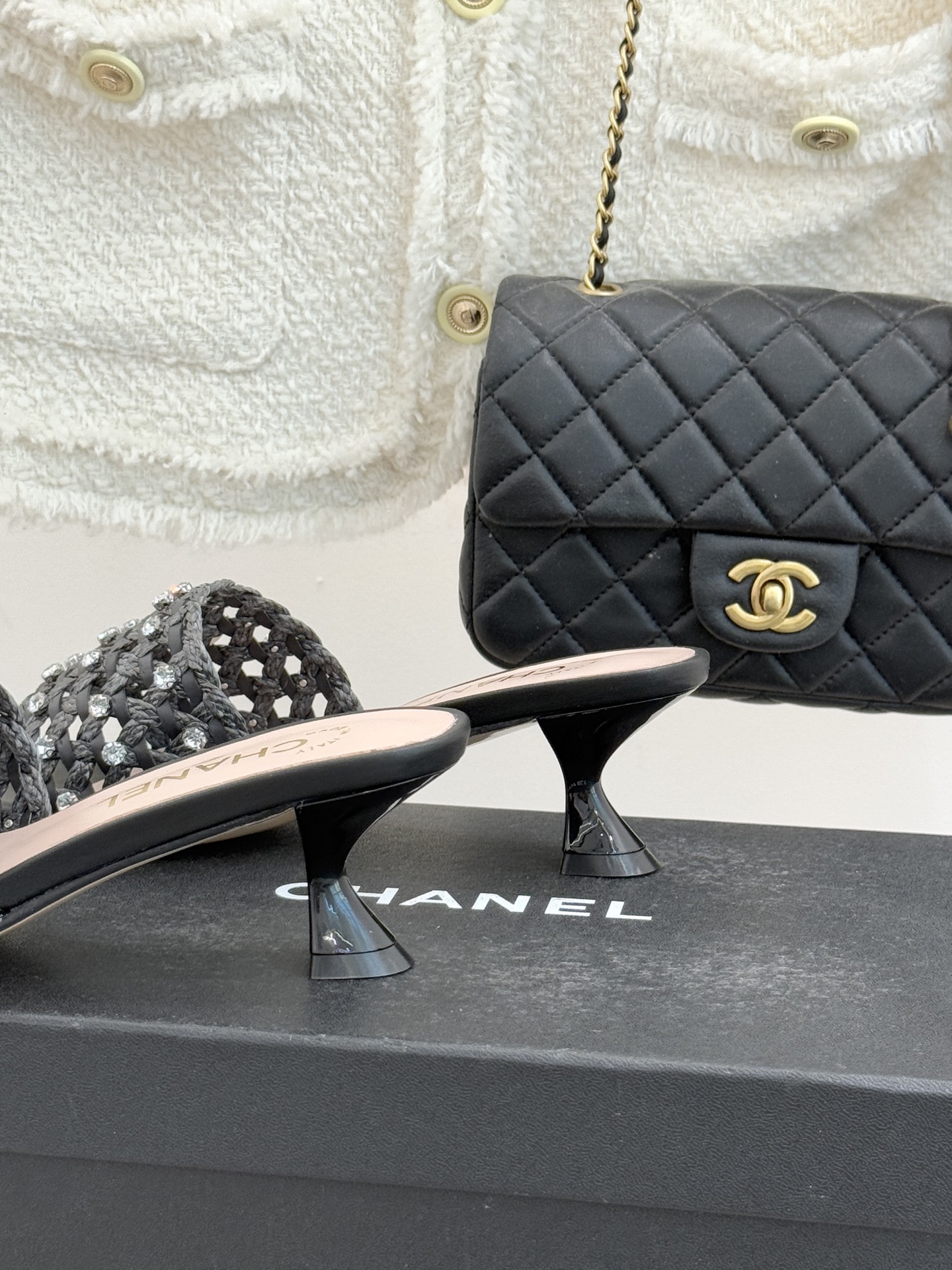 CHANE* ｜小香26C春夏新品编织双C拖鞋当双C标志遇上水钻与编织元素——这双拖鞋就是行走的高定浪漫