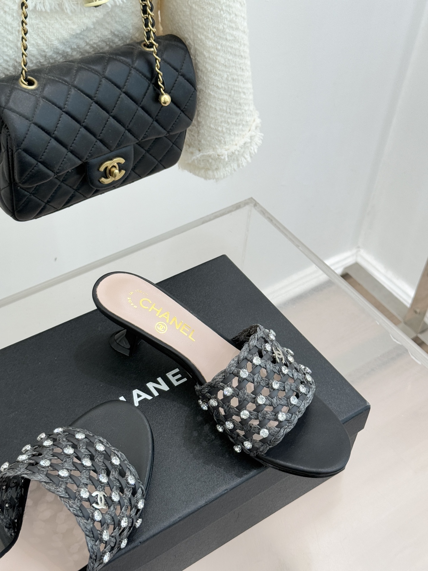 CHANE* ｜小香26C春夏新品编织双C拖鞋当双C标志遇上水钻与编织元素——这双拖鞋就是行走的高定浪漫