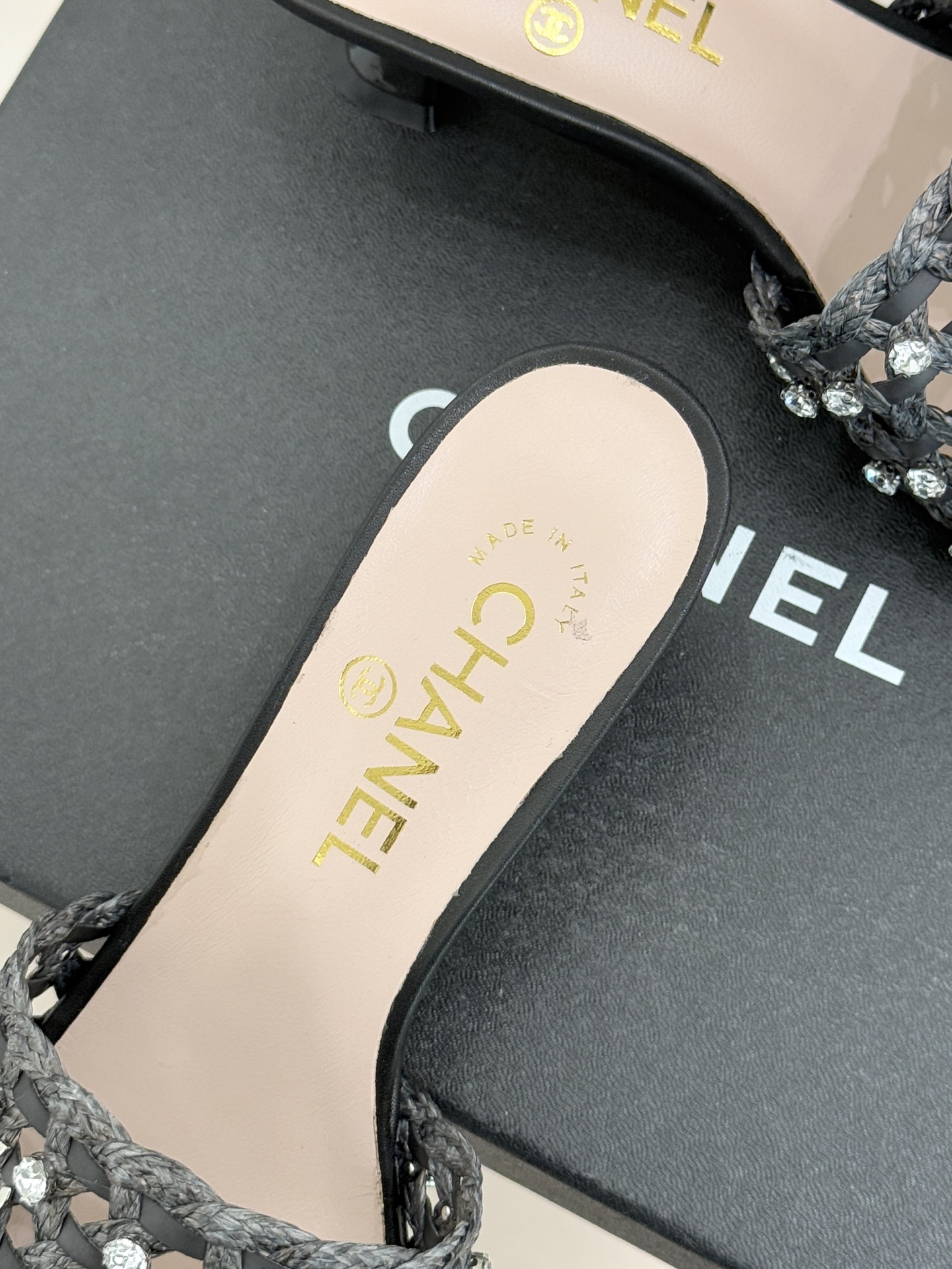 CHANE* ｜小香26C春夏新品编织双C拖鞋当双C标志遇上水钻与编织元素——这双拖鞋就是行走的高定浪漫