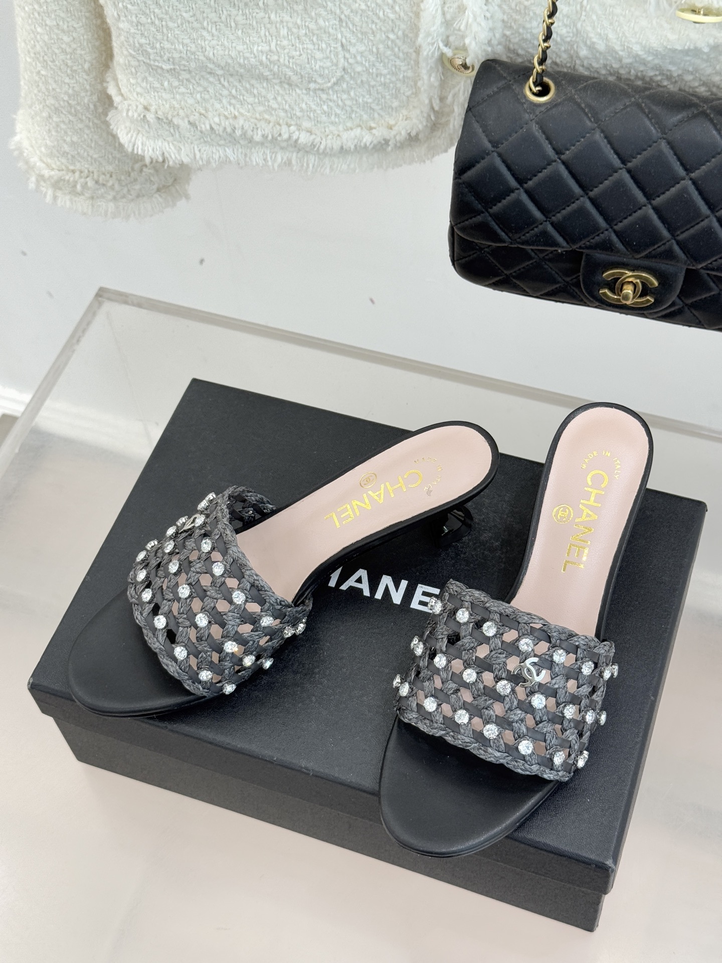 CHANE* ｜小香26C春夏新品编织双C拖鞋当双C标志遇上水钻与编织元素——这双拖鞋就是行走的高定浪漫