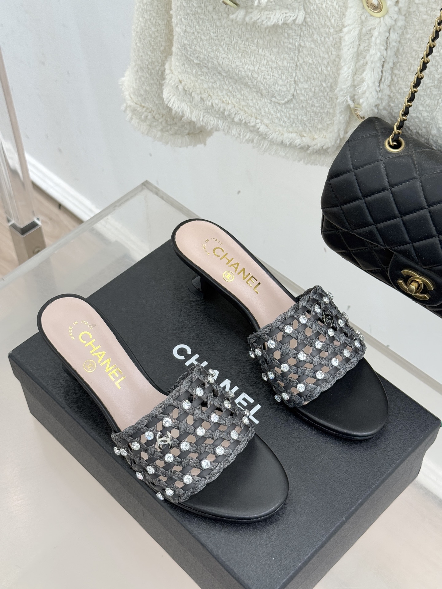 CHANE* ｜小香26C春夏新品编织双C拖鞋当双C标志遇上水钻与编织元素——这双拖鞋就是行走的高定浪漫