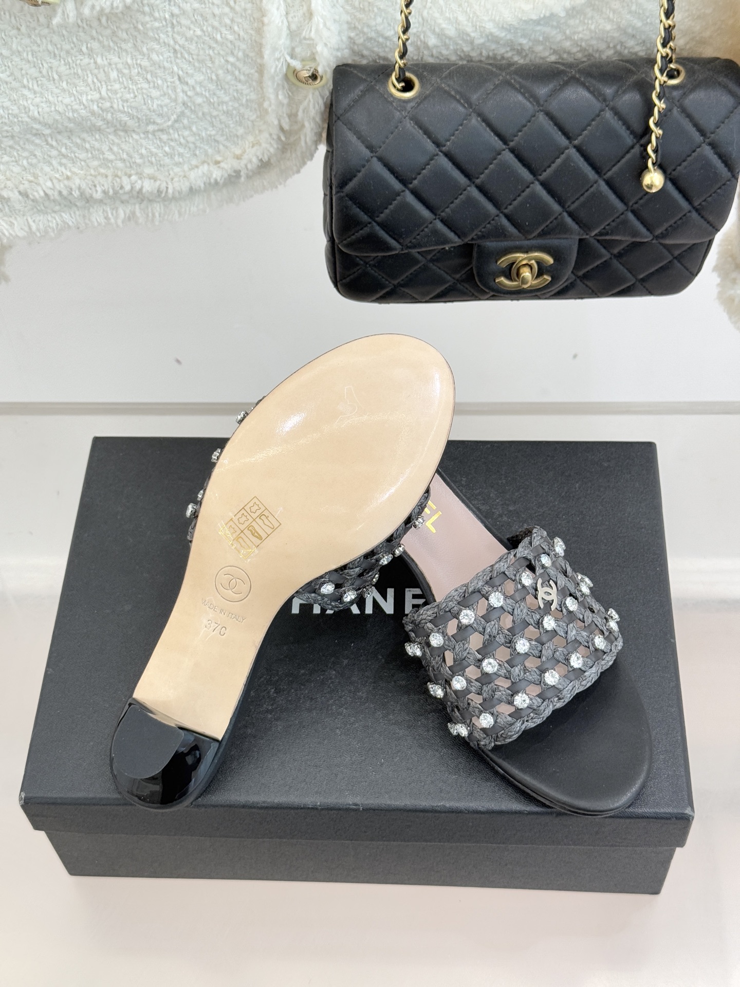 CHANE* ｜小香26C春夏新品编织双C拖鞋当双C标志遇上水钻与编织元素——这双拖鞋就是行走的高定浪漫