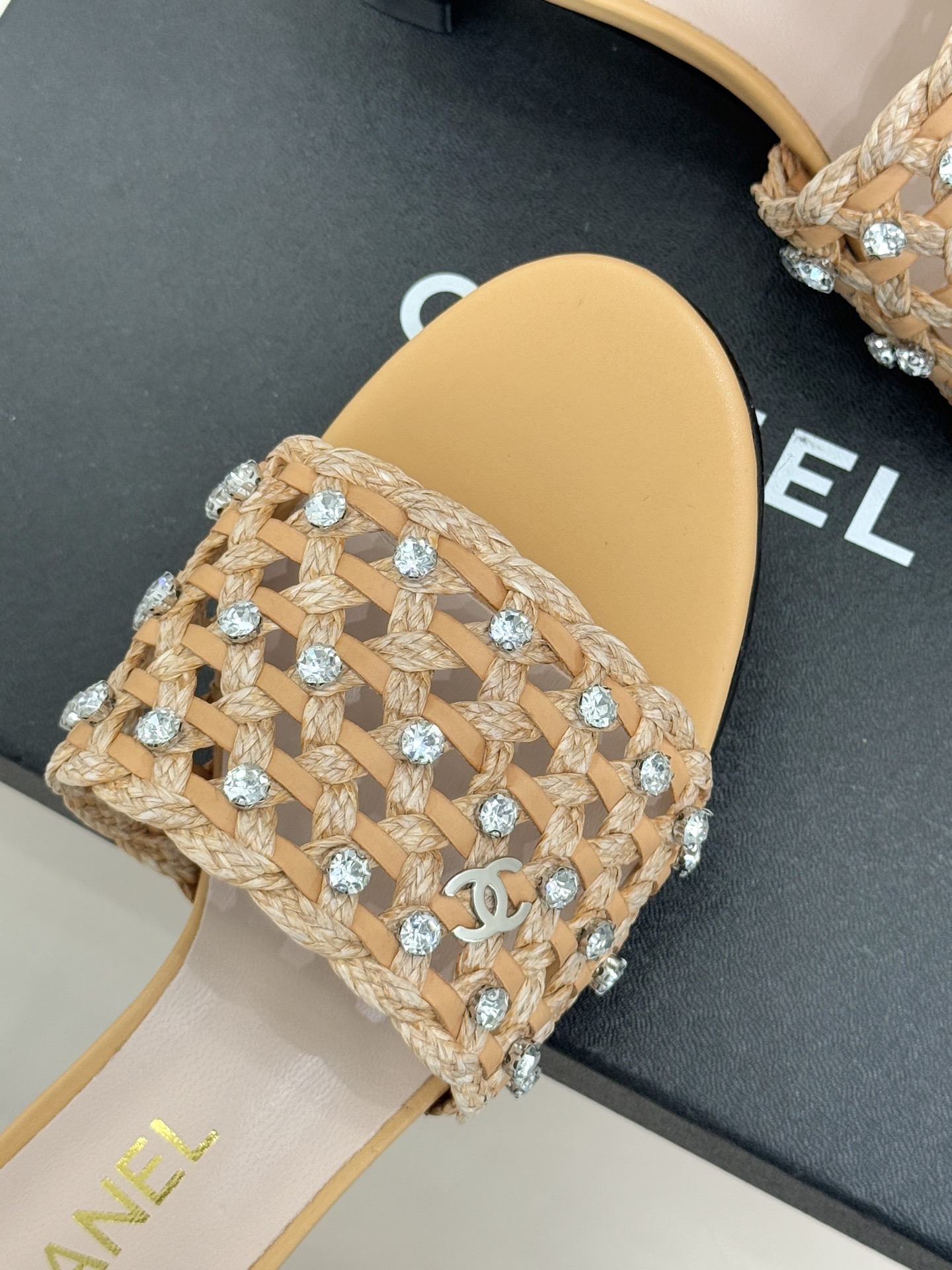 CHANE* ｜小香26C春夏新品编织双C拖鞋当双C标志遇上水钻与编织元素——这双拖鞋就是行走的高定浪漫