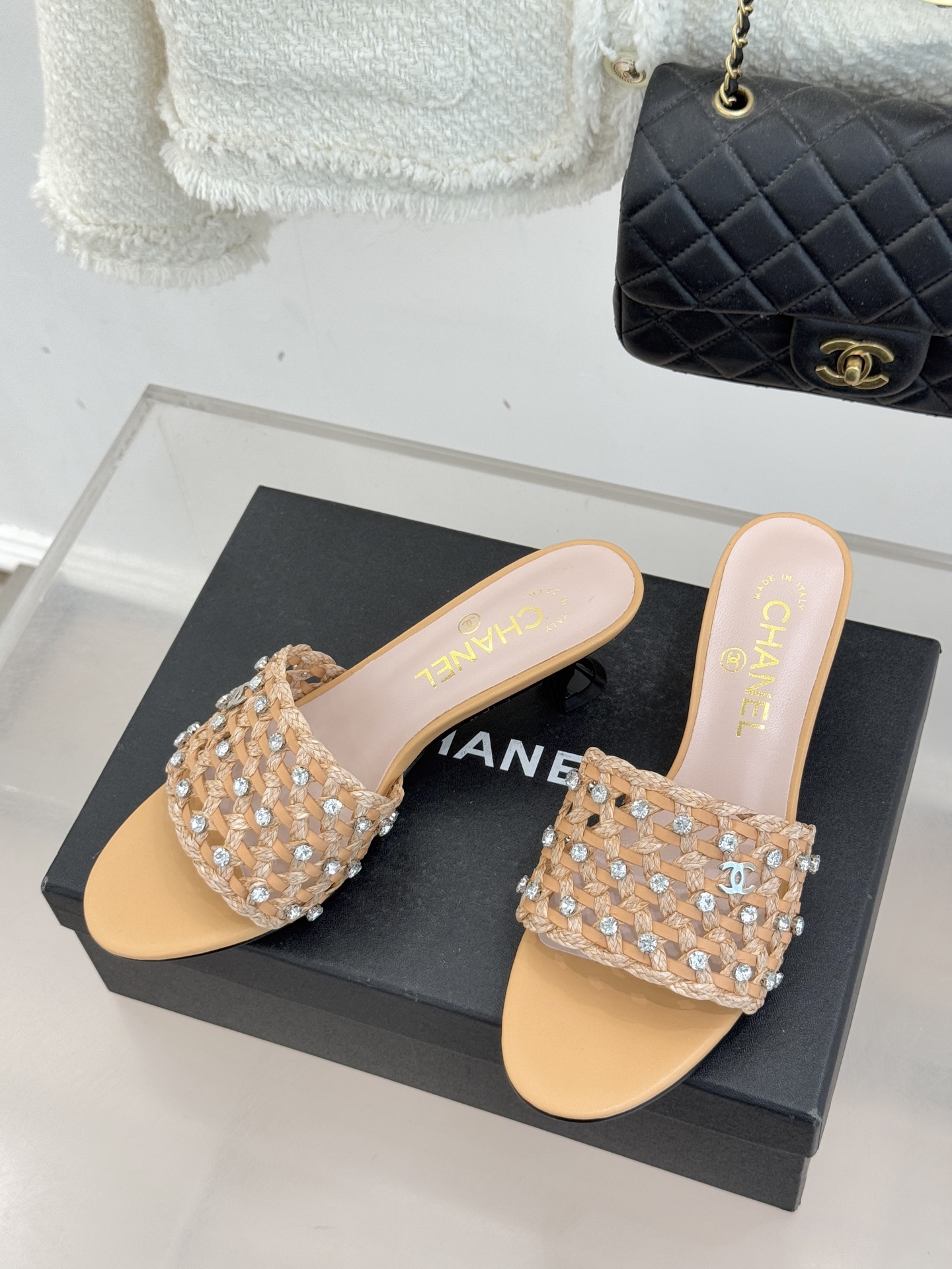 CHANE* ｜小香26C春夏新品编织双C拖鞋当双C标志遇上水钻与编织元素——这双拖鞋就是行走的高定浪漫