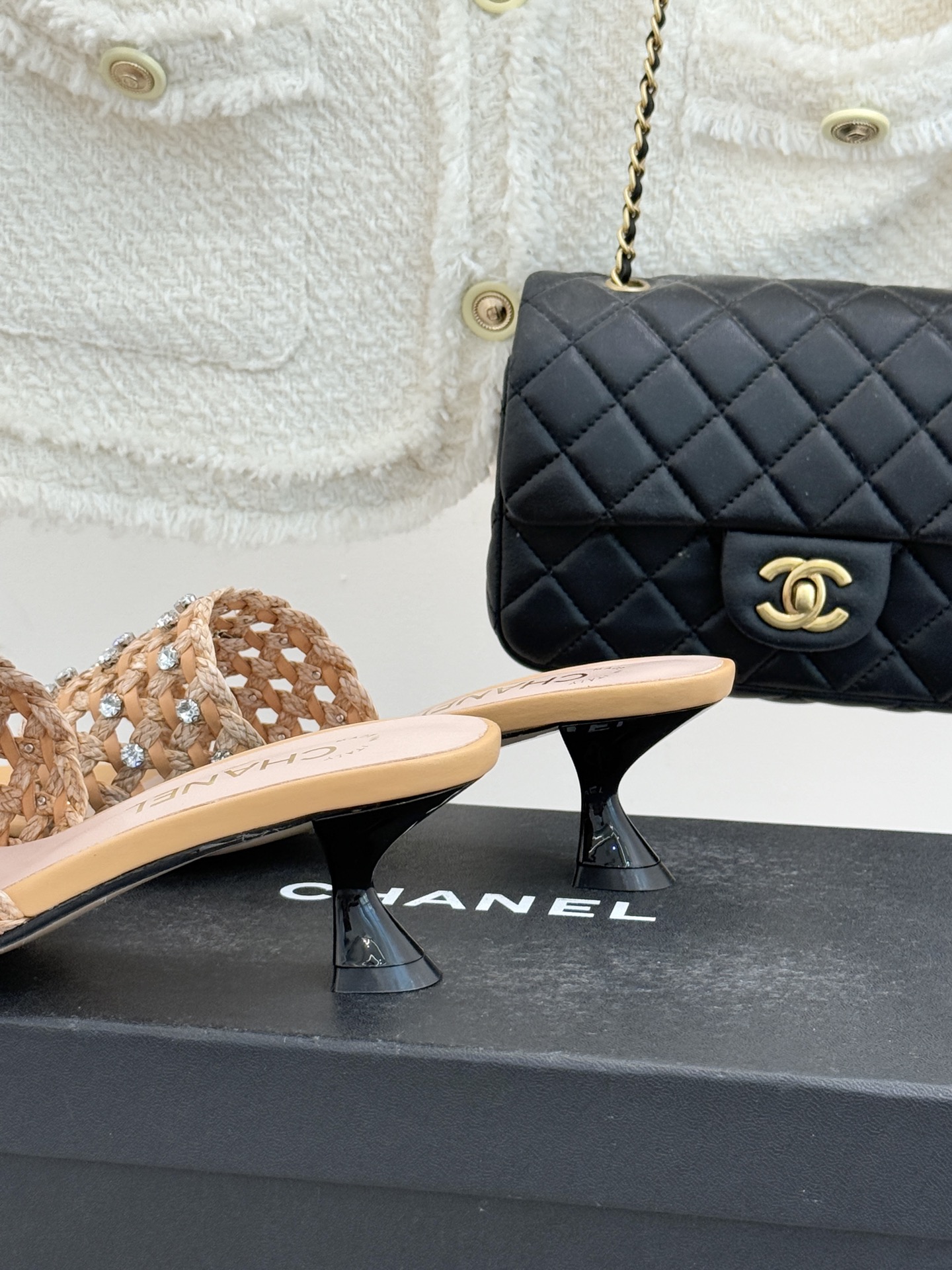 CHANE* ｜小香26C春夏新品编织双C拖鞋当双C标志遇上水钻与编织元素——这双拖鞋就是行走的高定浪漫