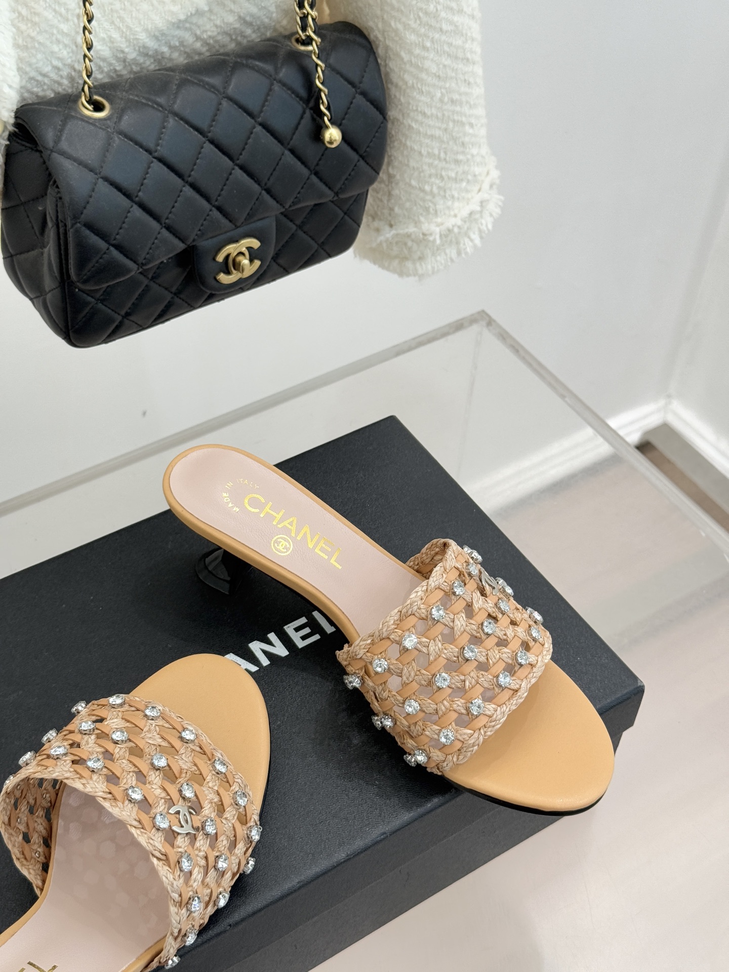 CHANE* ｜小香26C春夏新品编织双C拖鞋当双C标志遇上水钻与编织元素——这双拖鞋就是行走的高定浪漫