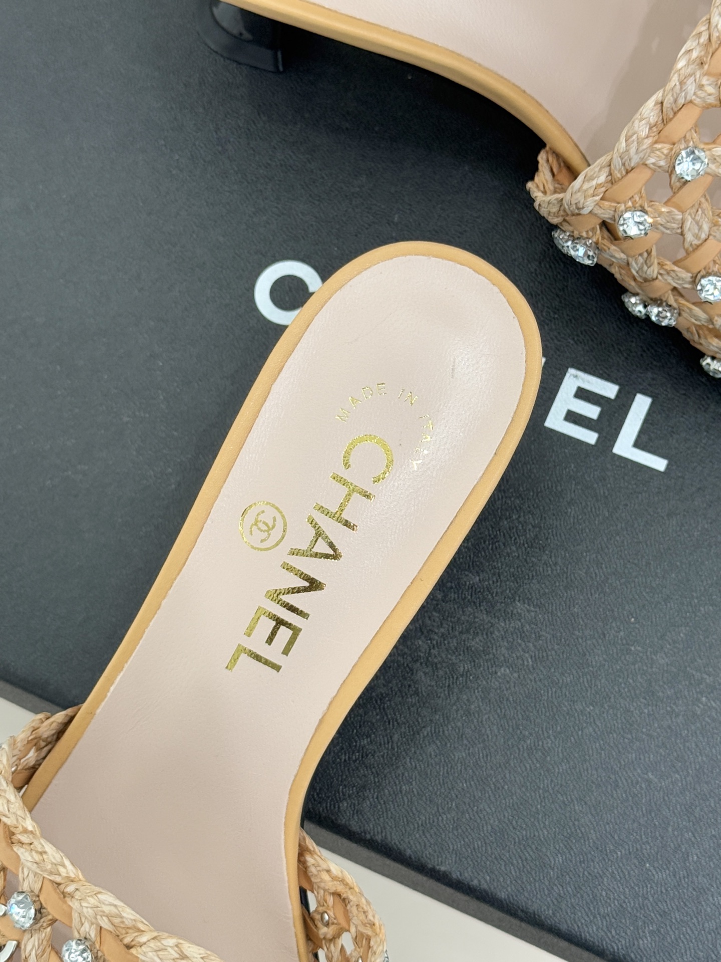 CHANE* ｜小香26C春夏新品编织双C拖鞋当双C标志遇上水钻与编织元素——这双拖鞋就是行走的高定浪漫