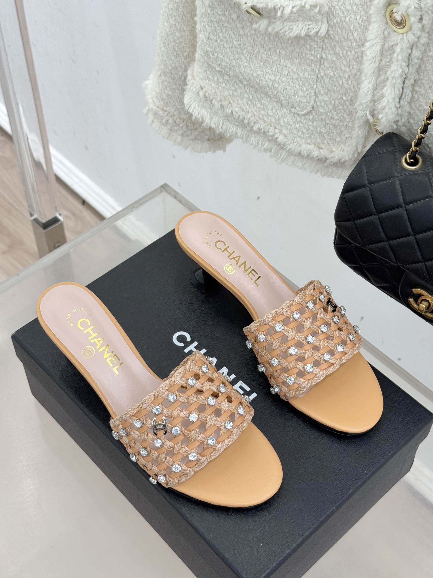 CHANE* ｜小香26C春夏新品编织双C拖鞋当双C标志遇上水钻与编织元素——这双拖鞋就是行走的高定浪漫