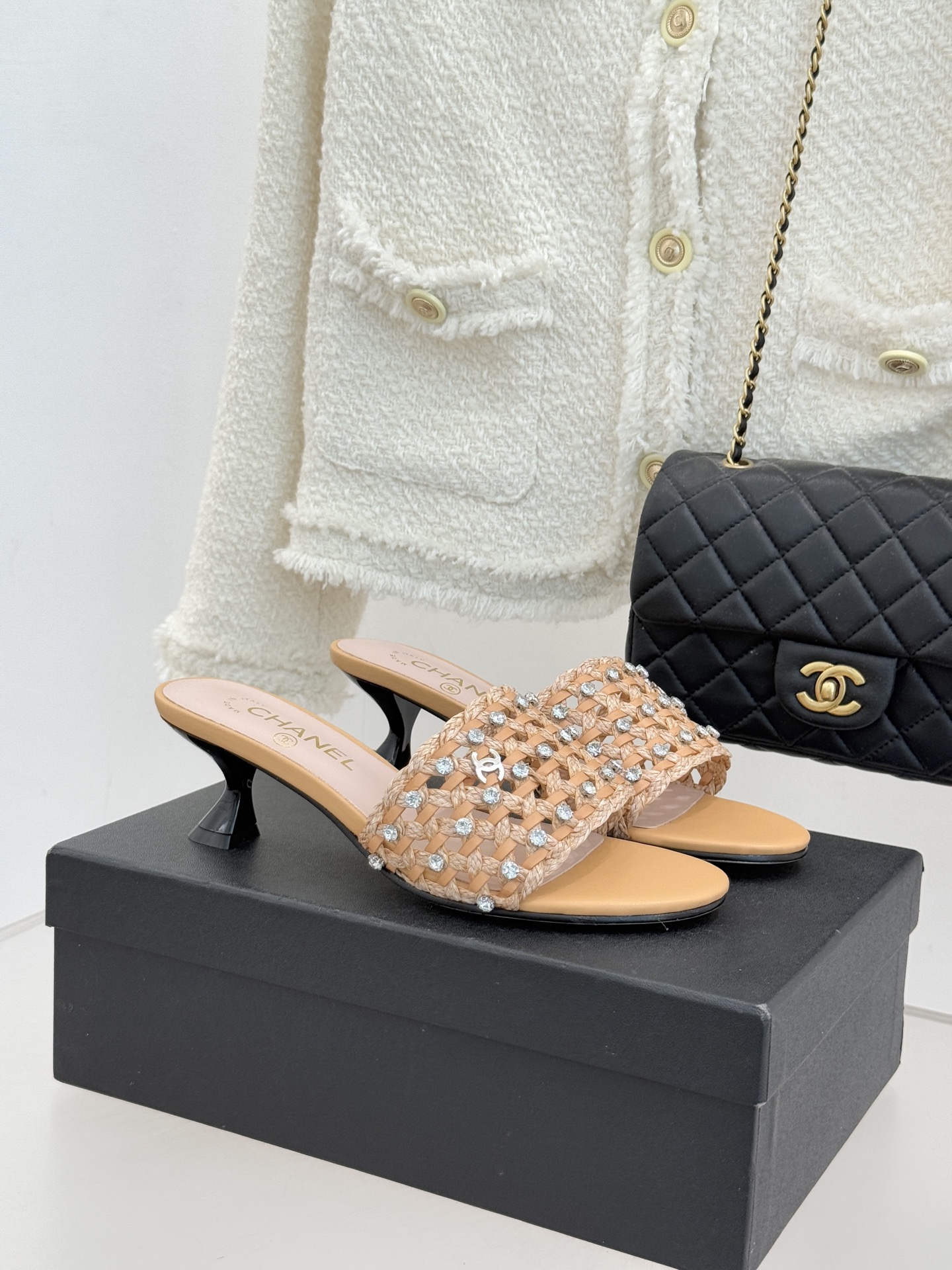 NO:726320,CHANE* | Xiaoxiang 26C Spring and Summer New Product Woven Double C Slippers When the double C logo meets rhinestones and woven elements - this pair of slippers is the high-end romance of walking!  The delicate silk upper flows like moonlight, and even stepping on the floor feels like stepping on a red carpet. Paired with a satin nightgown, it is a lady's style at home. Paired with denim shorts, it brings French laziness to the street. Who can refuse to let silk and diamonds pamper their feet at the same time?  The fabric is made of original customized material, the inner pads are all sheepskin, the Italian imported cowhide outsole size35-39 (customized 40/41), slippers, chanel, slippers, skirts, shorts, cowhide, sheepskin, real silk19860909CHANE* ｜小香26C春夏新品 编织双C拖鞋 当双C标志遇上水钻与编织元素—— 这双拖鞋就是行走的高定浪漫！ 细腻真丝鞋面如月光流淌 连踩在地板上都像踏过红毯. 搭配缎面睡裙是居家贵妇范 配牛仔短裤又把法式慵懒穿到街头 谁能拒绝让真丝与钻石同时宠爱双脚呢？ 面料采用原版定制材质 内里垫脚均为羊皮 意大利进口牛皮大底 size35-39（40/41定制）,拖鞋,chanel,slippers,skirts,shorts,cowhide,sheepskin,real silk,Women's Shoes