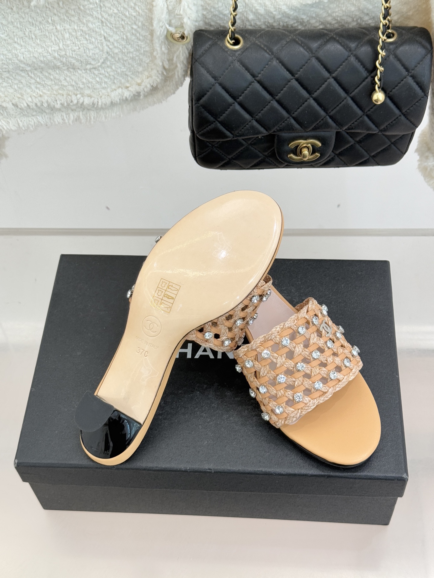 CHANE* ｜小香26C春夏新品编织双C拖鞋当双C标志遇上水钻与编织元素——这双拖鞋就是行走的高定浪漫