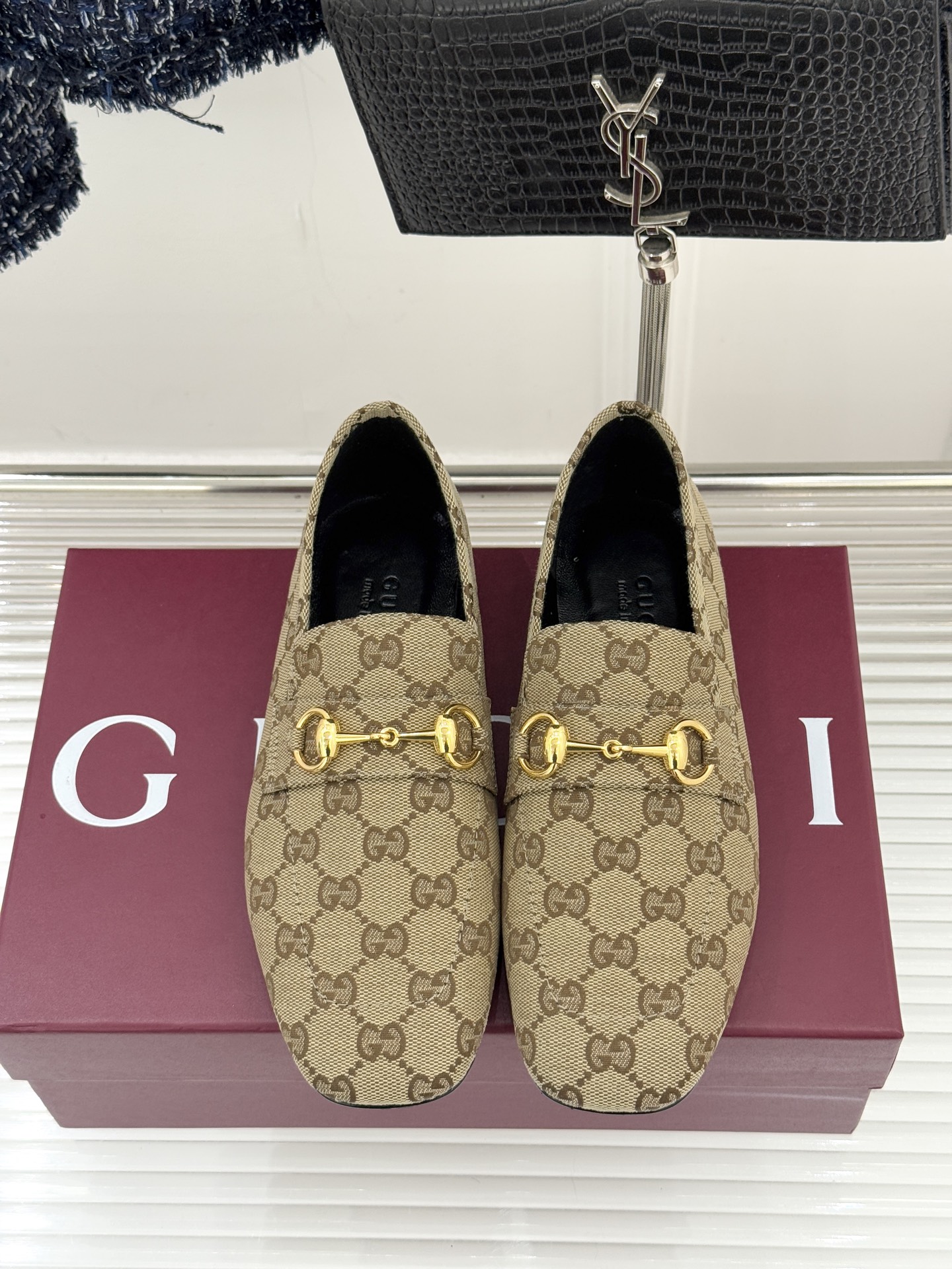 Gucci/古驰26WF春夏新品马衔扣老花平底乐福鞋承袭品牌马术本源的传奇印记马衔扣以银调金属质感复刻经