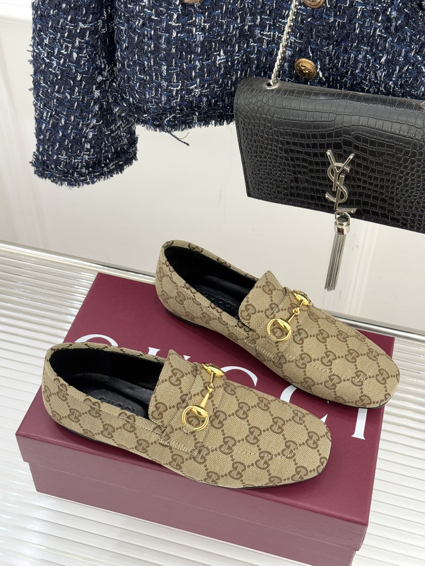 Gucci/古驰26WF春夏新品马衔扣老花平底乐福鞋承袭品牌马术本源的传奇印记马衔扣以银调金属质感复刻经