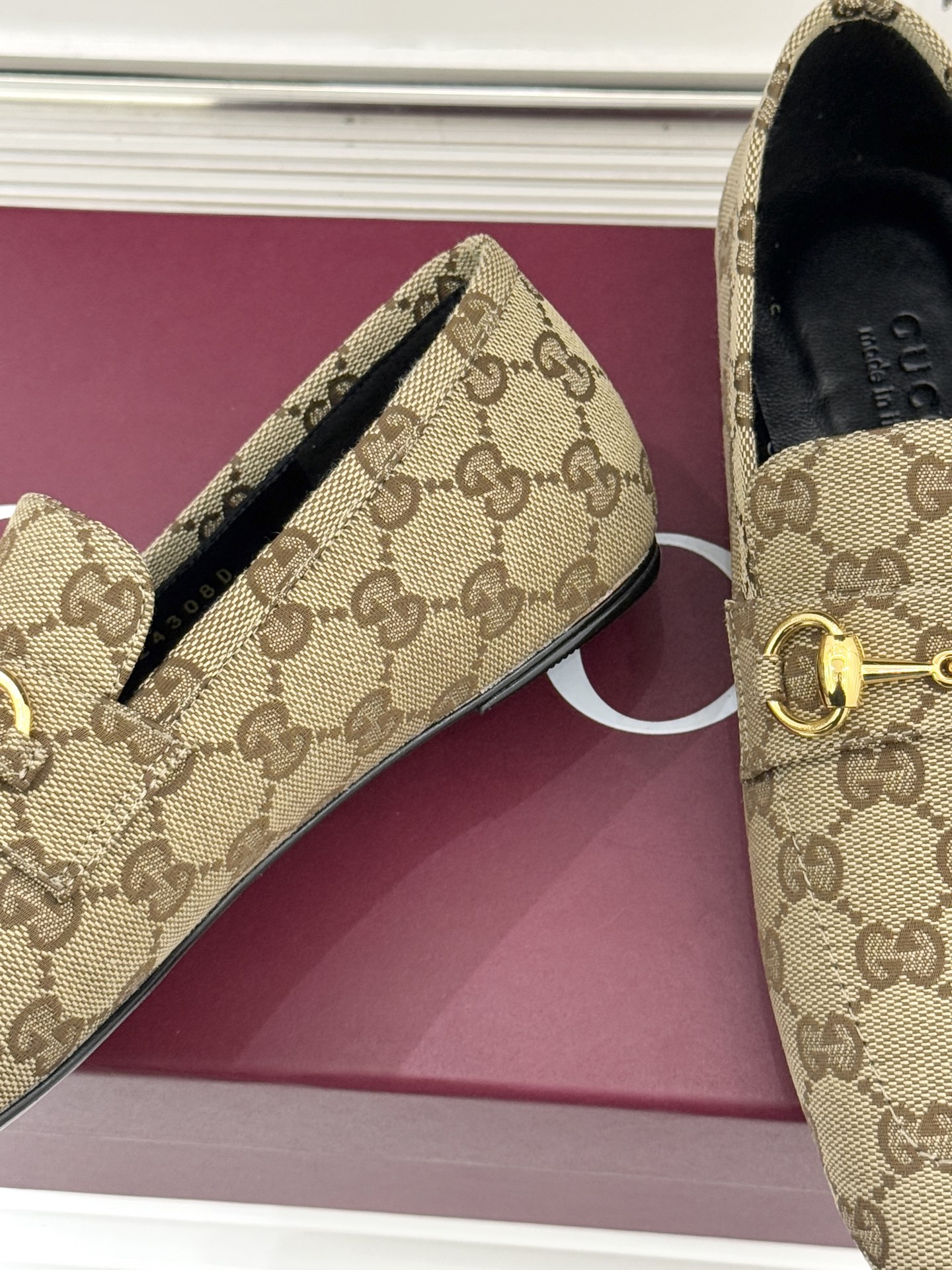 Gucci/古驰26WF春夏新品马衔扣老花平底乐福鞋承袭品牌马术本源的传奇印记马衔扣以银调金属质感复刻经