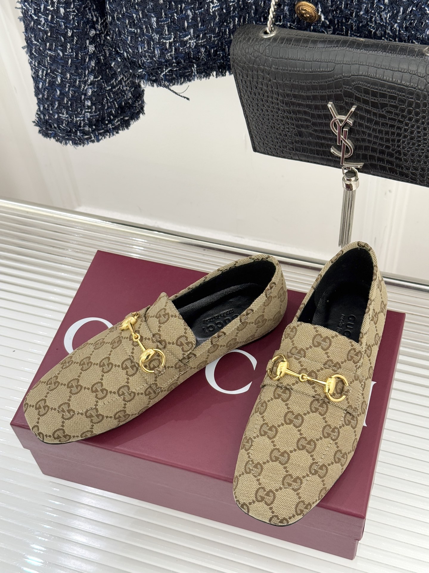Gucci/古驰26WF春夏新品马衔扣老花平底乐福鞋承袭品牌马术本源的传奇印记马衔扣以银调金属质感复刻经