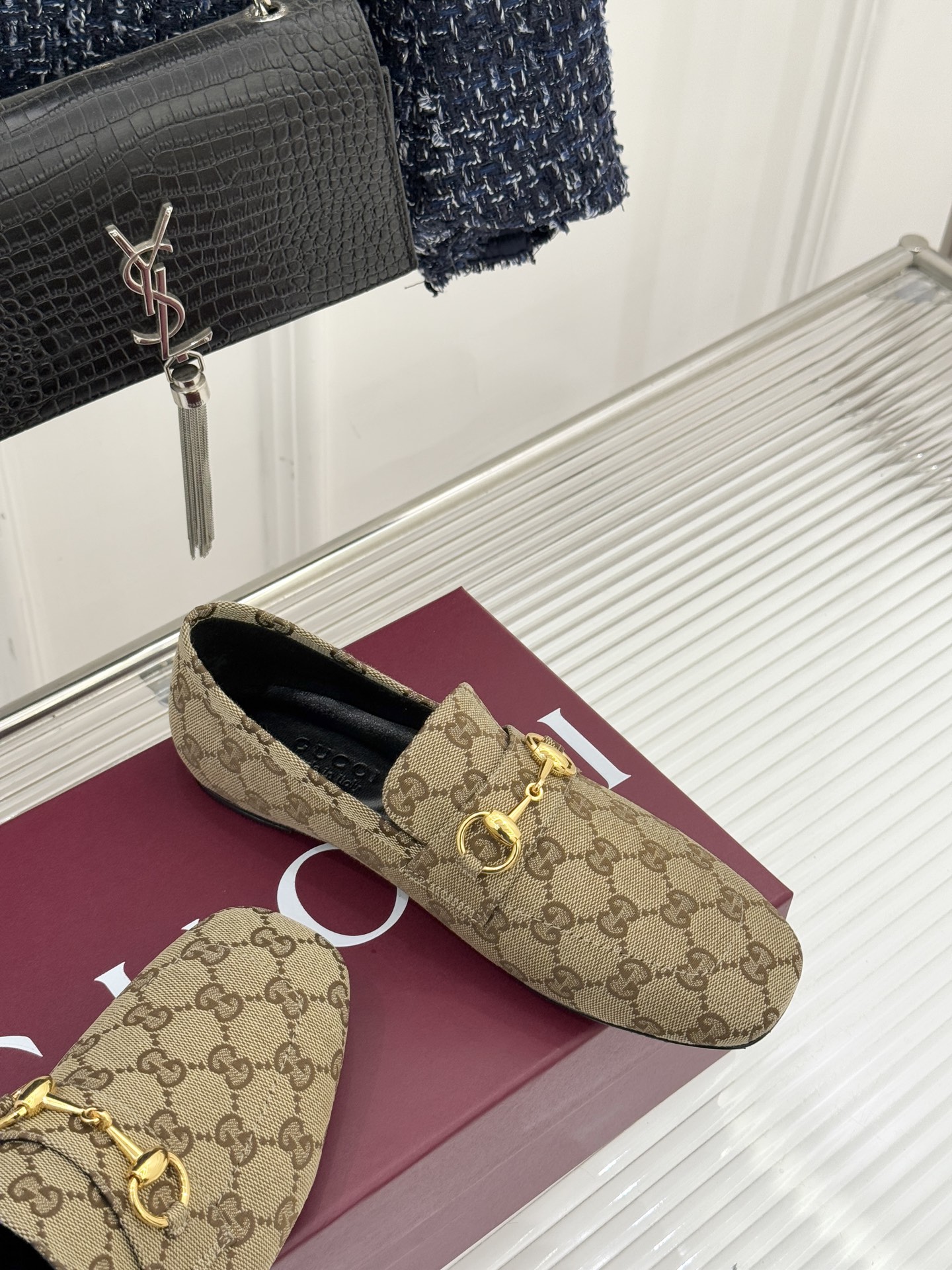 Gucci/古驰26WF春夏新品马衔扣老花平底乐福鞋承袭品牌马术本源的传奇印记马衔扣以银调金属质感复刻经