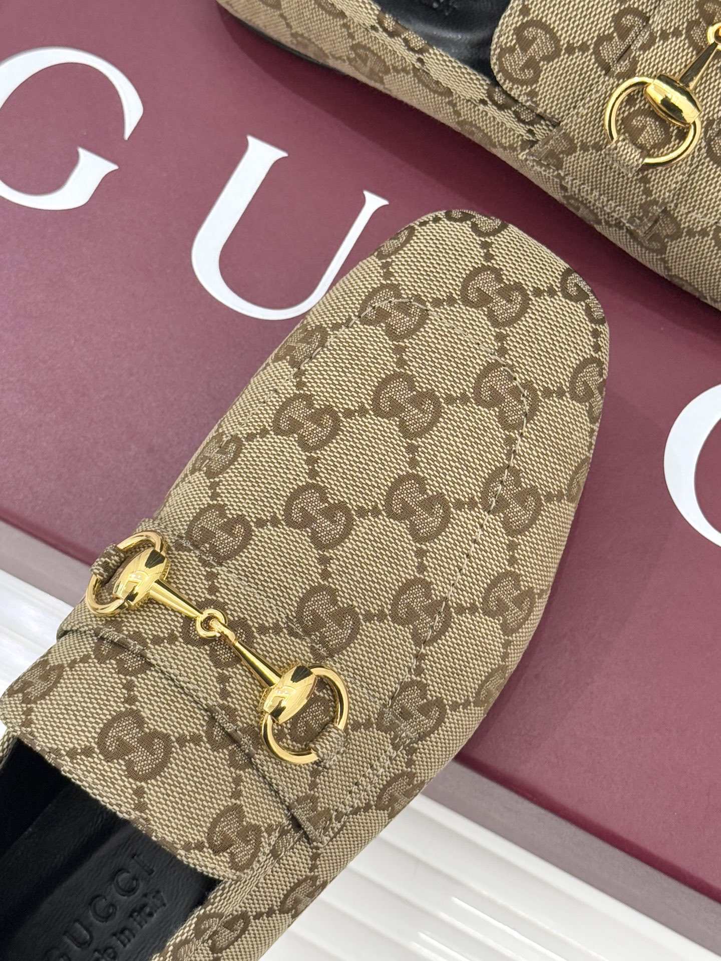 Gucci/古驰26WF春夏新品马衔扣老花平底乐福鞋承袭品牌马术本源的传奇印记马衔扣以银调金属质感复刻经