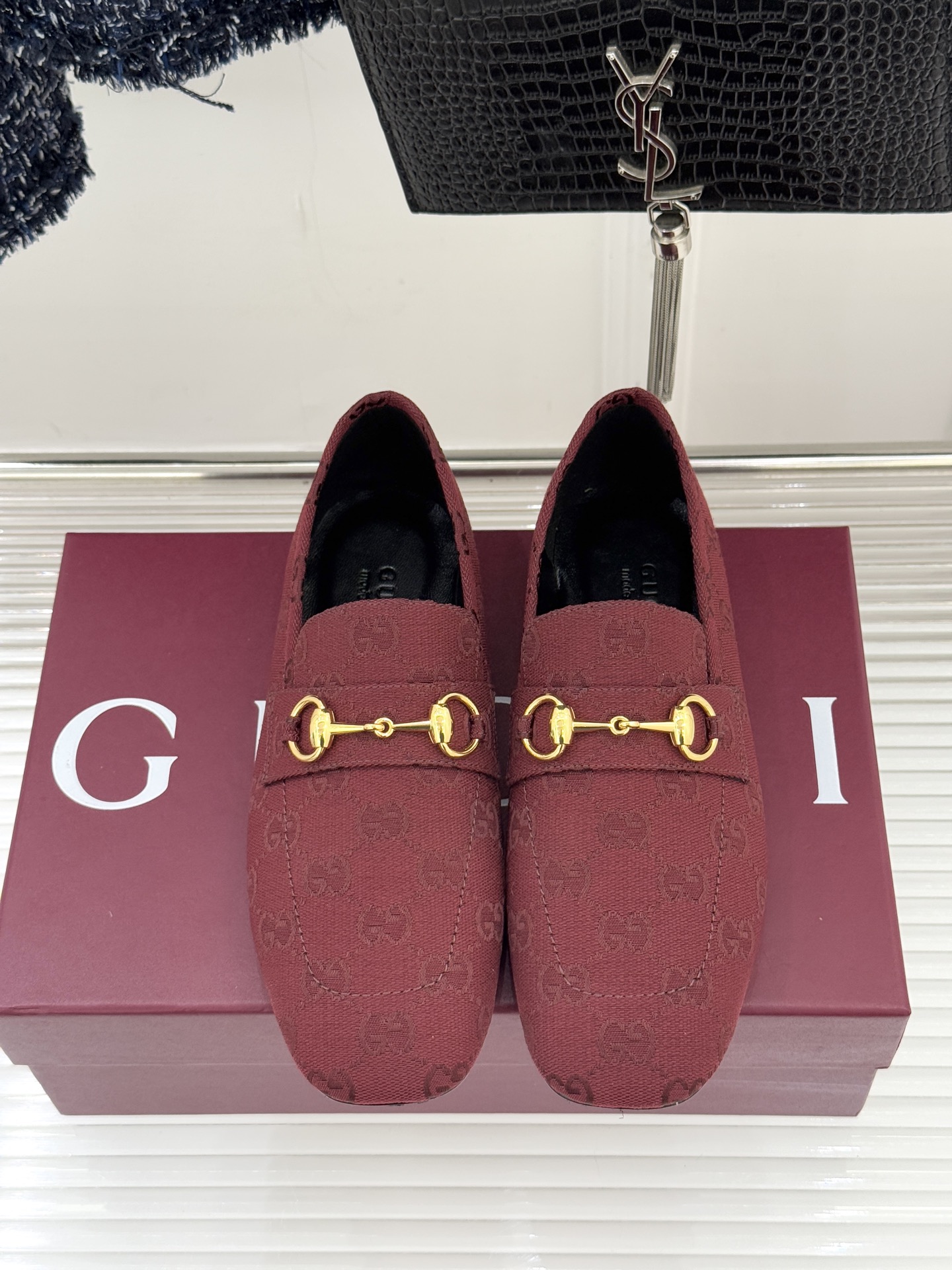 Gucci/古驰26WF春夏新品马衔扣老花平底乐福鞋承袭品牌马术本源的传奇印记马衔扣以银调金属质感复刻经