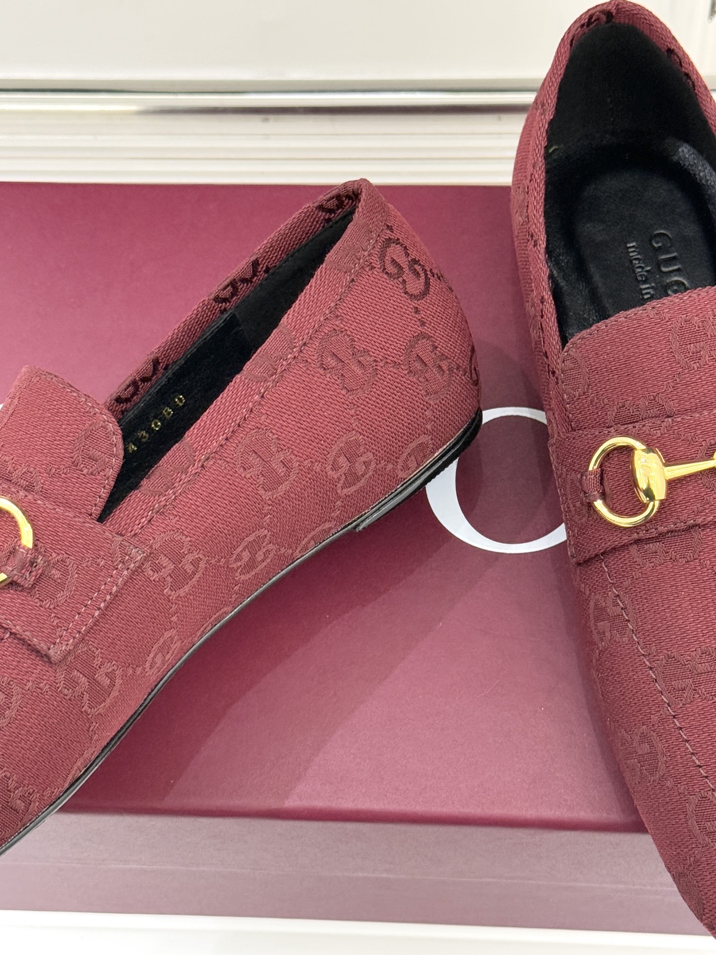 Gucci/古驰26WF春夏新品马衔扣老花平底乐福鞋承袭品牌马术本源的传奇印记马衔扣以银调金属质感复刻经