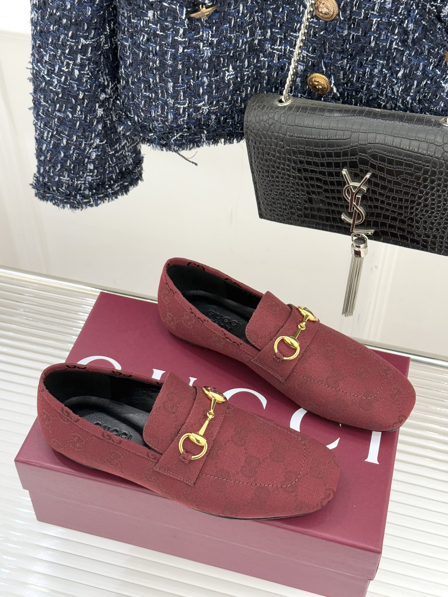 Gucci/古驰26WF春夏新品马衔扣老花平底乐福鞋承袭品牌马术本源的传奇印记马衔扣以银调金属质感复刻经