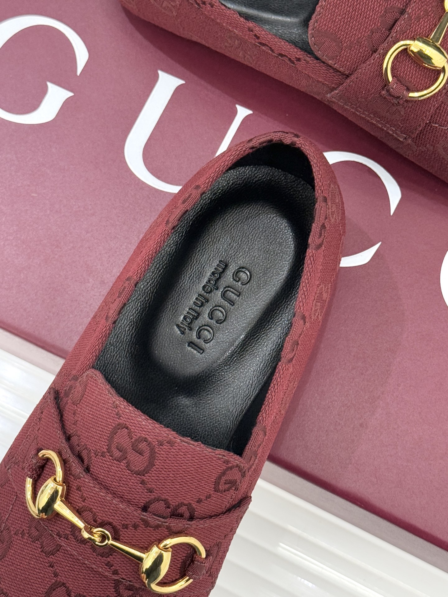 Gucci/古驰26WF春夏新品马衔扣老花平底乐福鞋承袭品牌马术本源的传奇印记马衔扣以银调金属质感复刻经