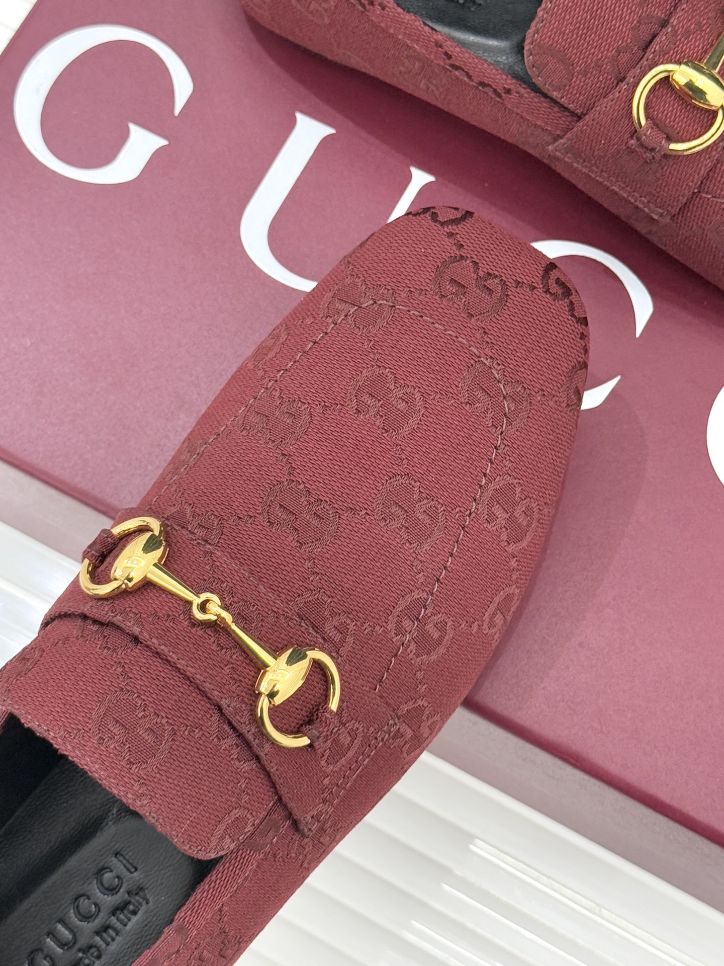 Gucci/古驰26WF春夏新品马衔扣老花平底乐福鞋承袭品牌马术本源的传奇印记马衔扣以银调金属质感复刻经
