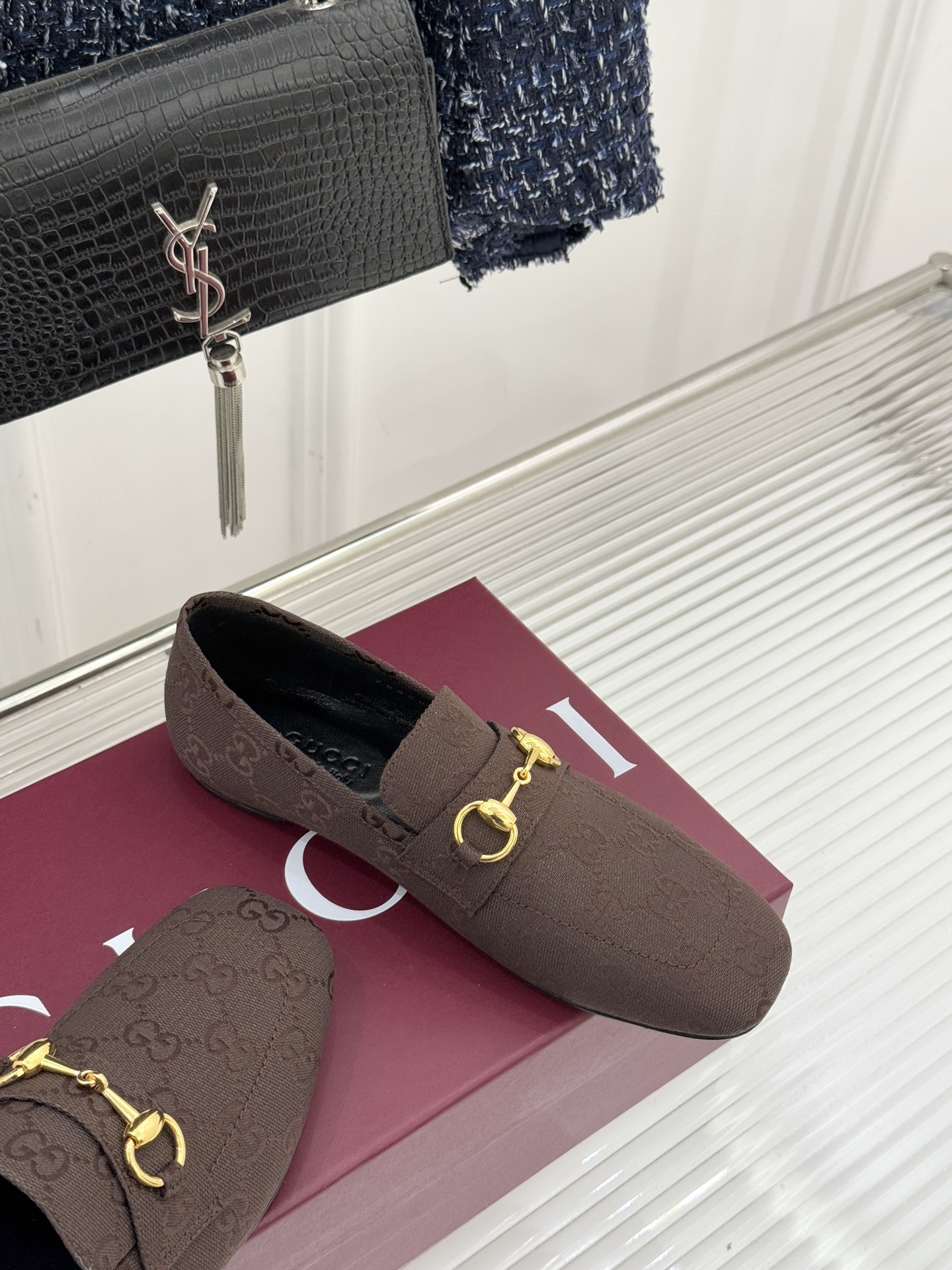 Gucci/古驰26WF春夏新品马衔扣老花平底乐福鞋承袭品牌马术本源的传奇印记马衔扣以银调金属质感复刻经