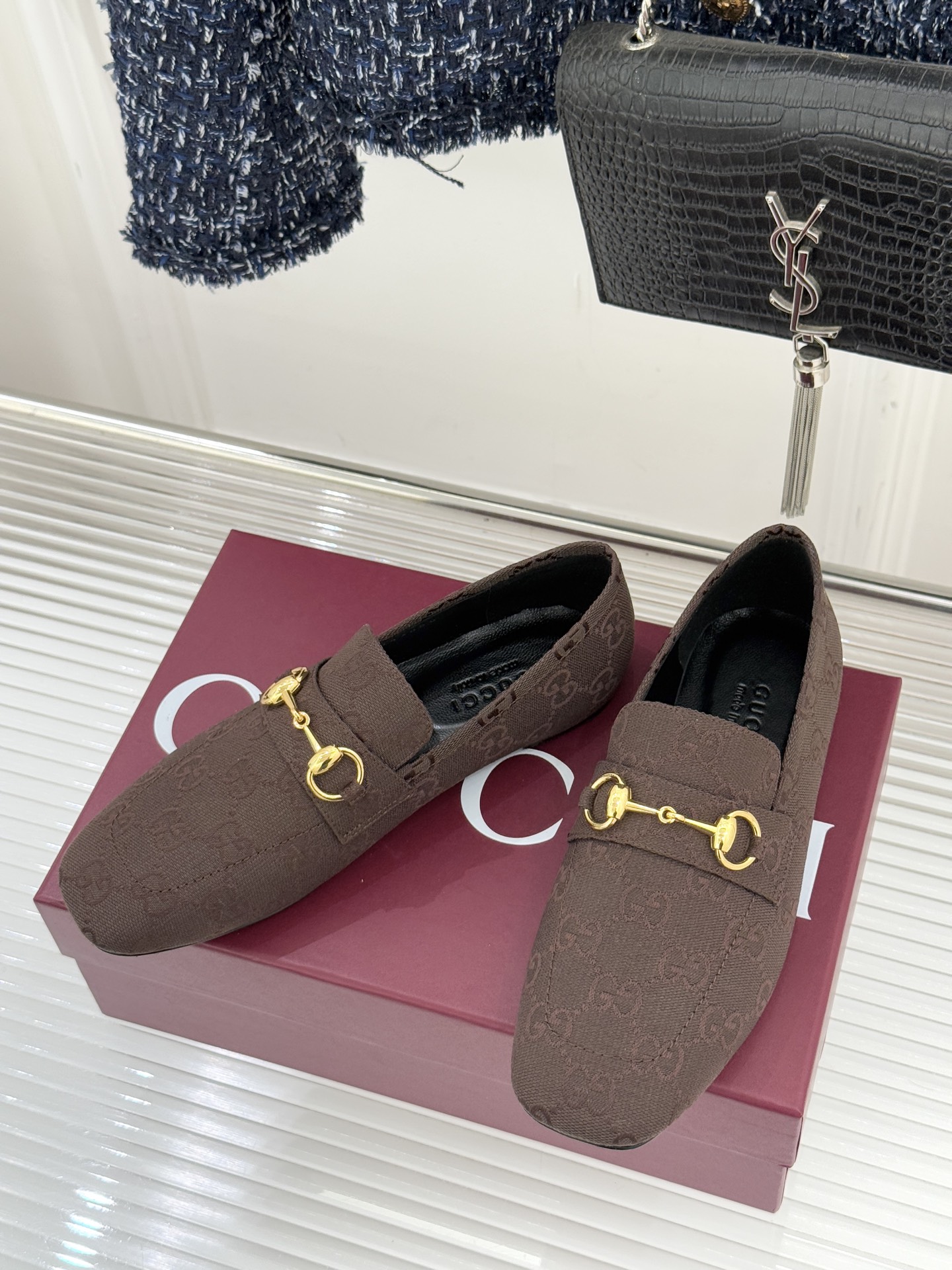 Gucci/古驰26WF春夏新品马衔扣老花平底乐福鞋承袭品牌马术本源的传奇印记马衔扣以银调金属质感复刻经