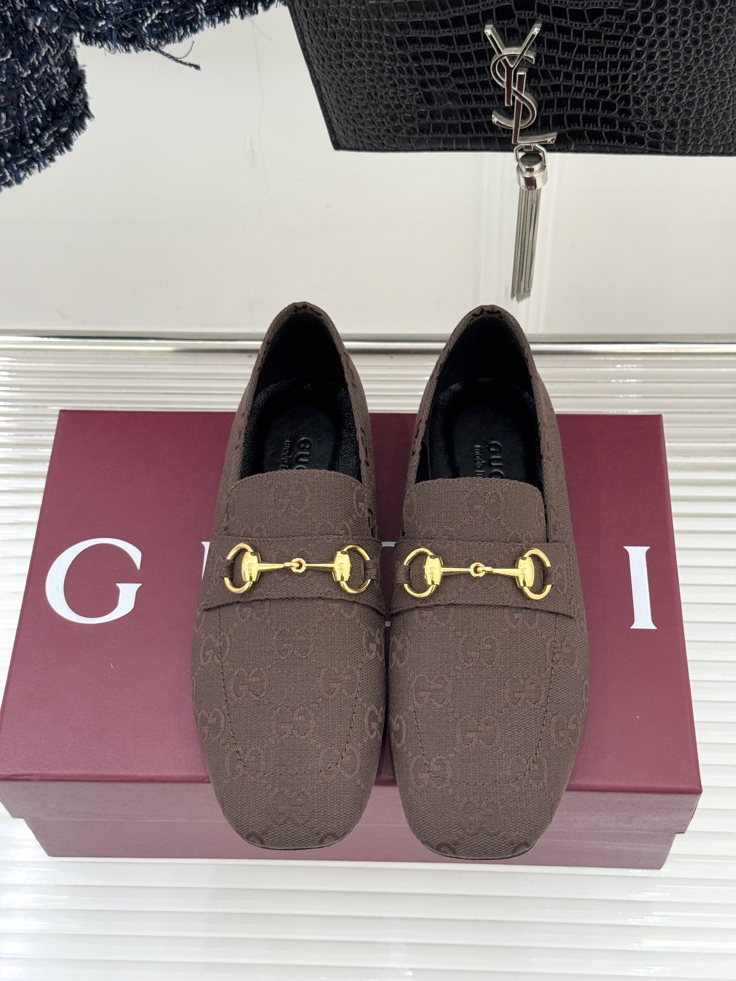 Gucci/古驰26WF春夏新品马衔扣老花平底乐福鞋承袭品牌马术本源的传奇印记马衔扣以银调金属质感复刻经