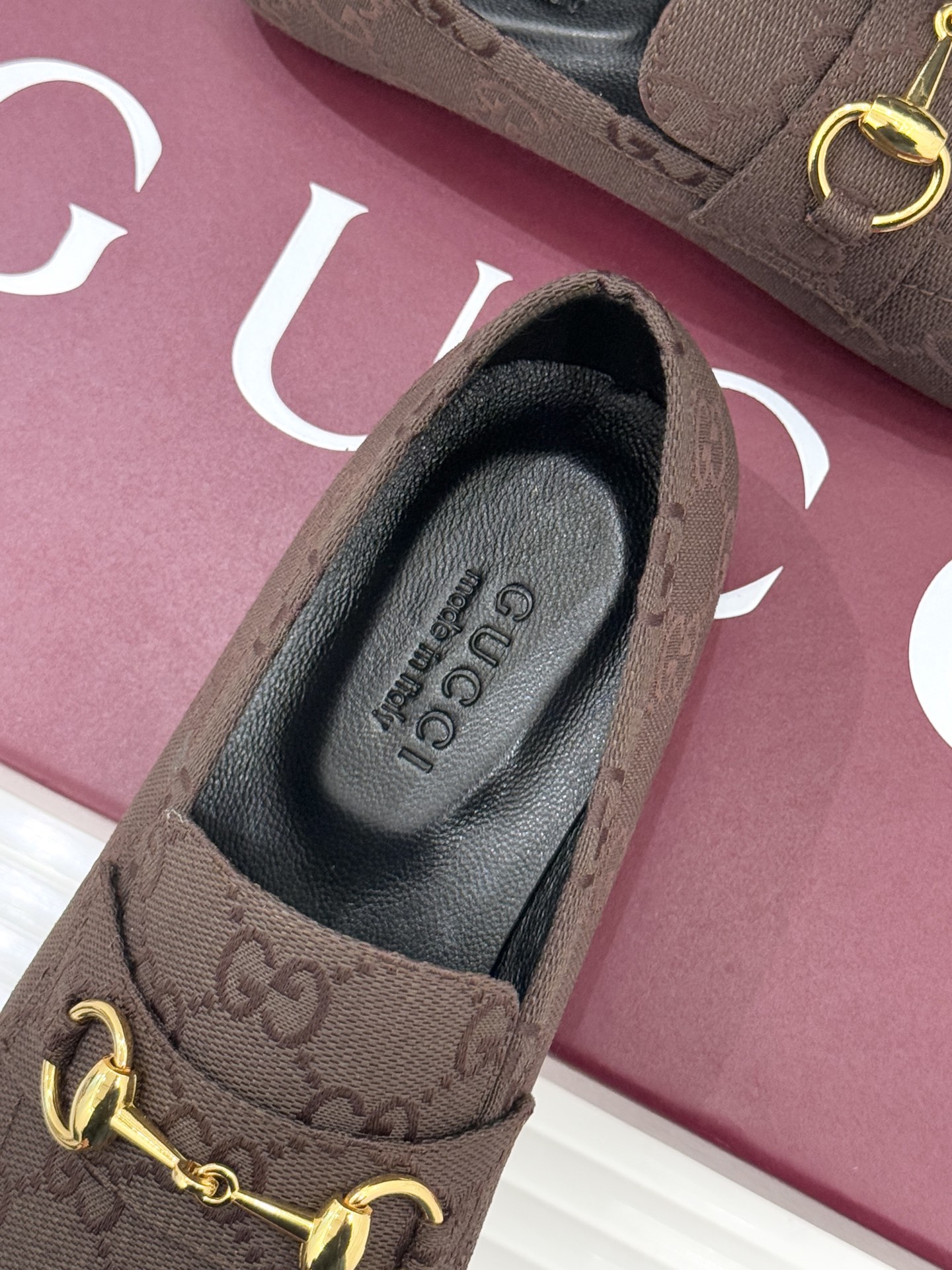 Gucci/古驰26WF春夏新品马衔扣老花平底乐福鞋承袭品牌马术本源的传奇印记马衔扣以银调金属质感复刻经