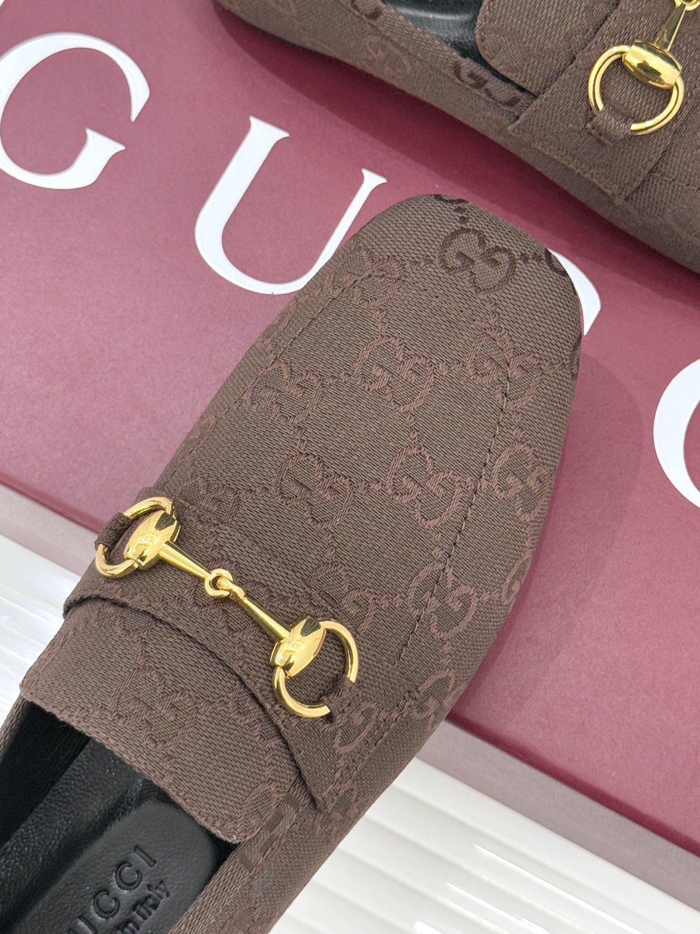 Gucci/古驰26WF春夏新品马衔扣老花平底乐福鞋承袭品牌马术本源的传奇印记马衔扣以银调金属质感复刻经